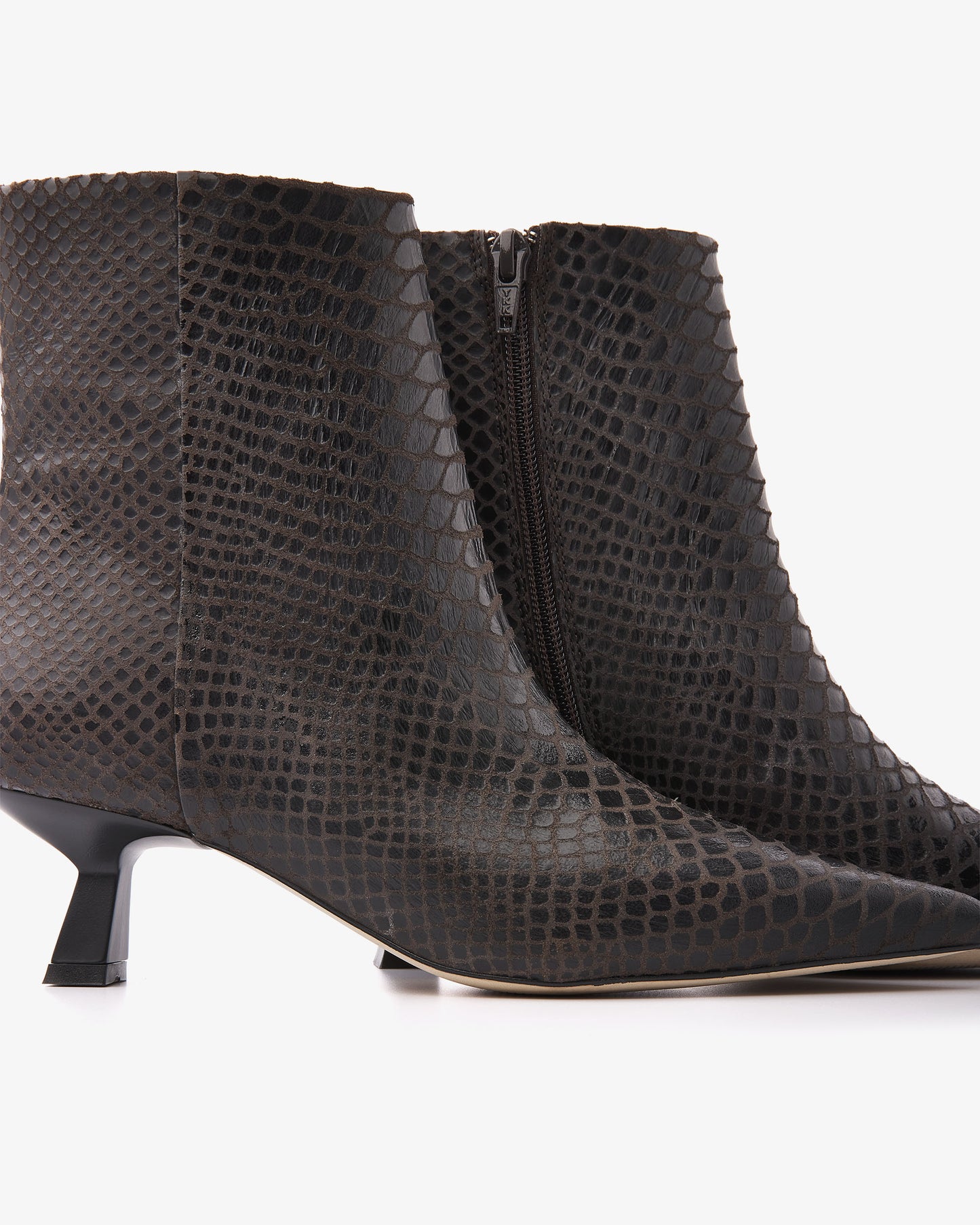 VIA VAI Suzy Franky bruine enkellaarsjes dames – detail van materiaalstructuur in leer