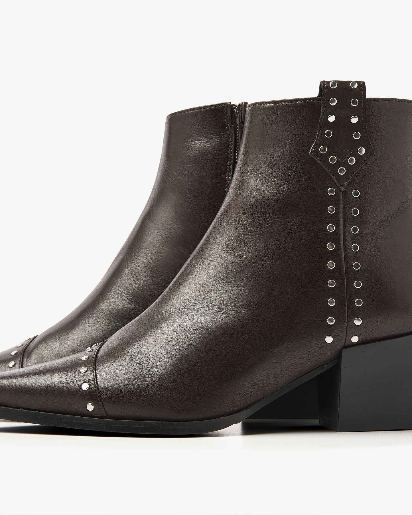 VIA VAI Kate Brandy bruine enkellaarsjes dames – detail van studs in leer