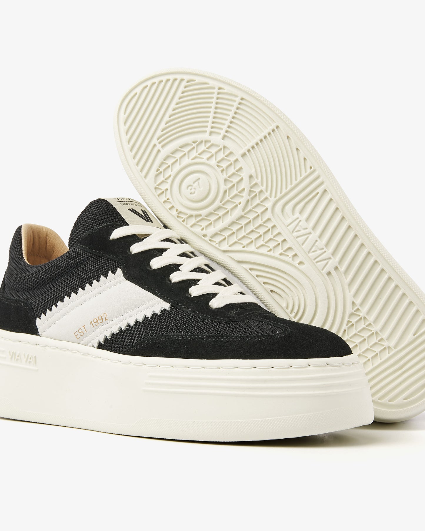 VIA VAI Isa Lou zwarte platform sneakers dames – detail van materiaalstructuur in leer en suède