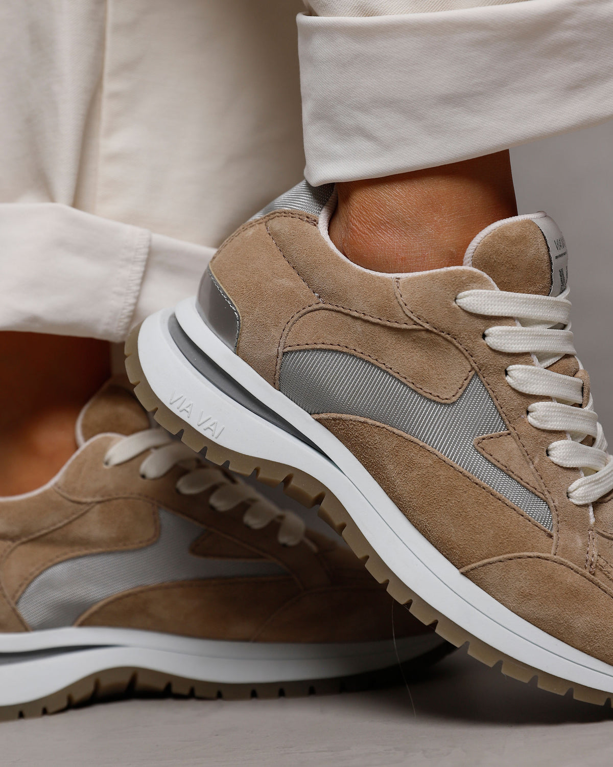 Beige suède VIA VAI dames sneaker Usher Riggs, close-up detailfoto aan de voet.