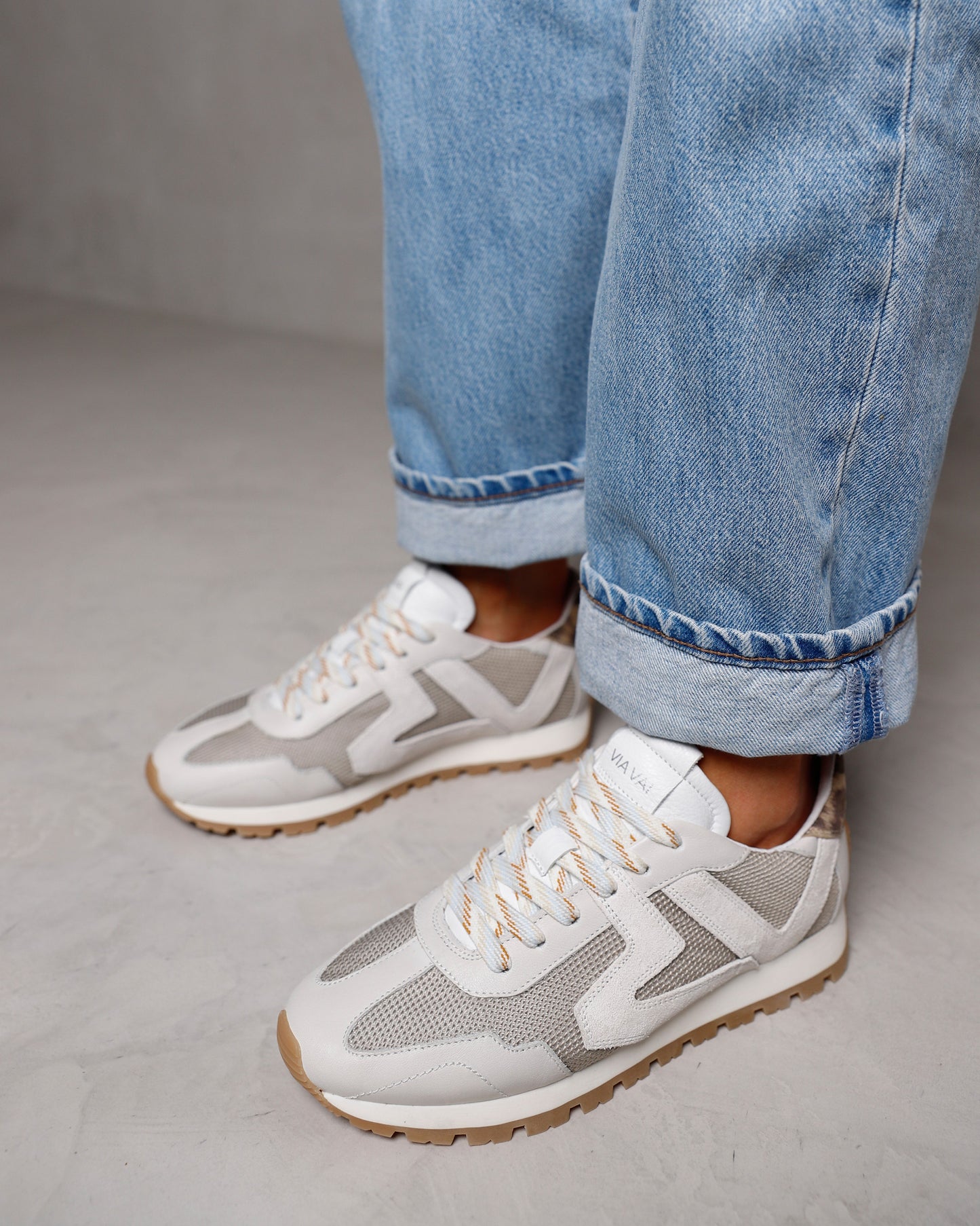 Foto van boven van witte leren VIA VAI dames sneakers Scott Kenzie, gedragen aan de voet.