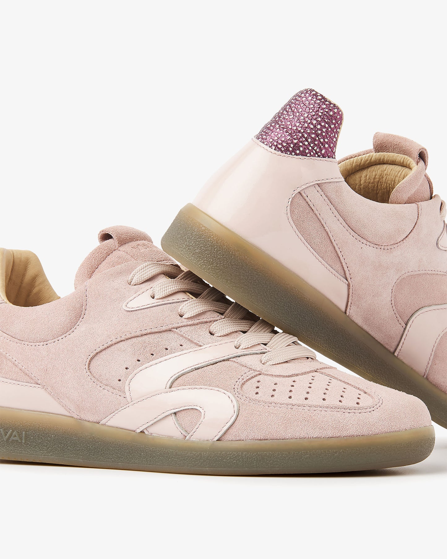 VIA VAI Nilla Macy roze sneakers dames – detail van perforaties in lakleer en leer