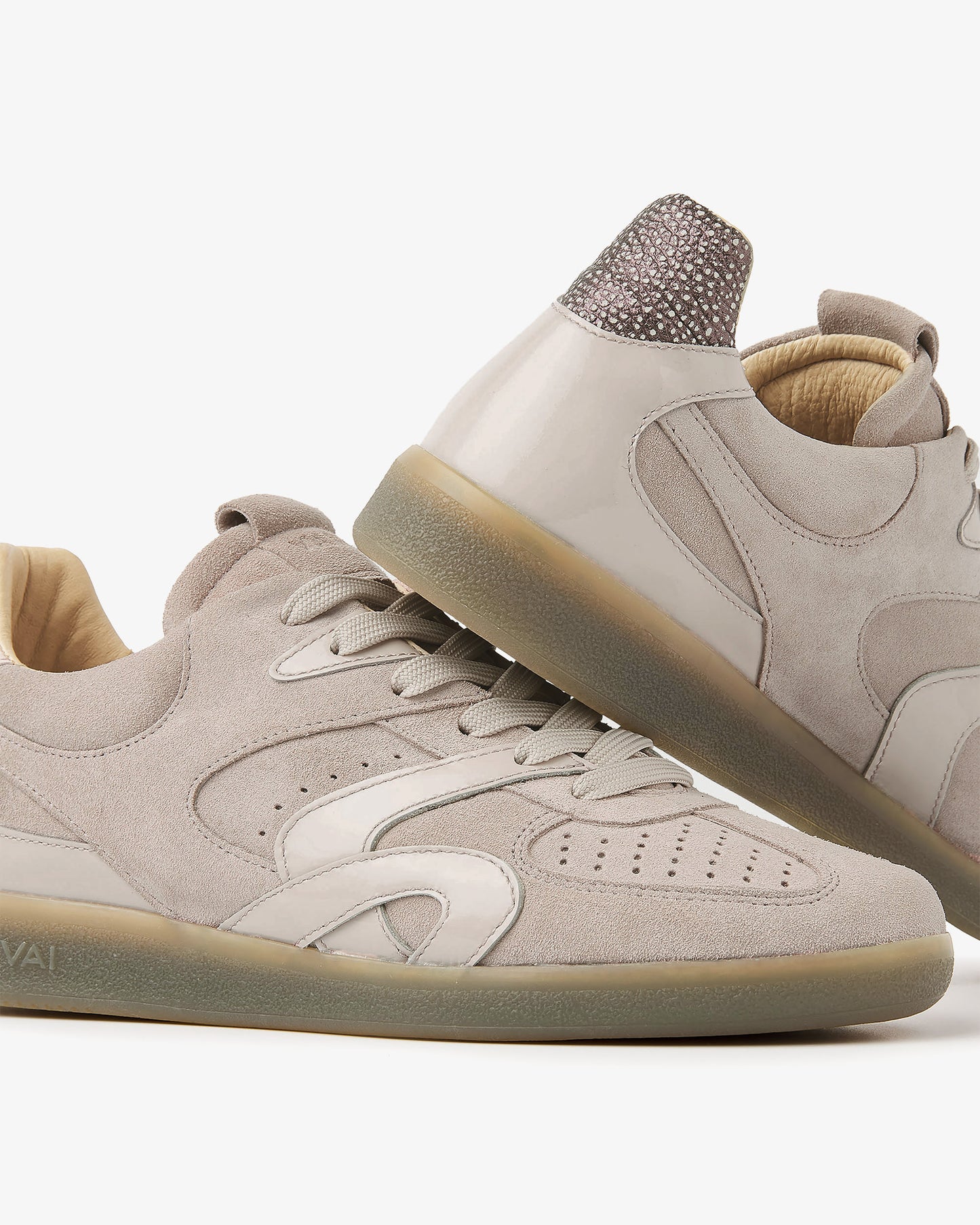 VIA VAI Nilla Macy grijze sneakers dames – detail van perforaties in lakleer en leer