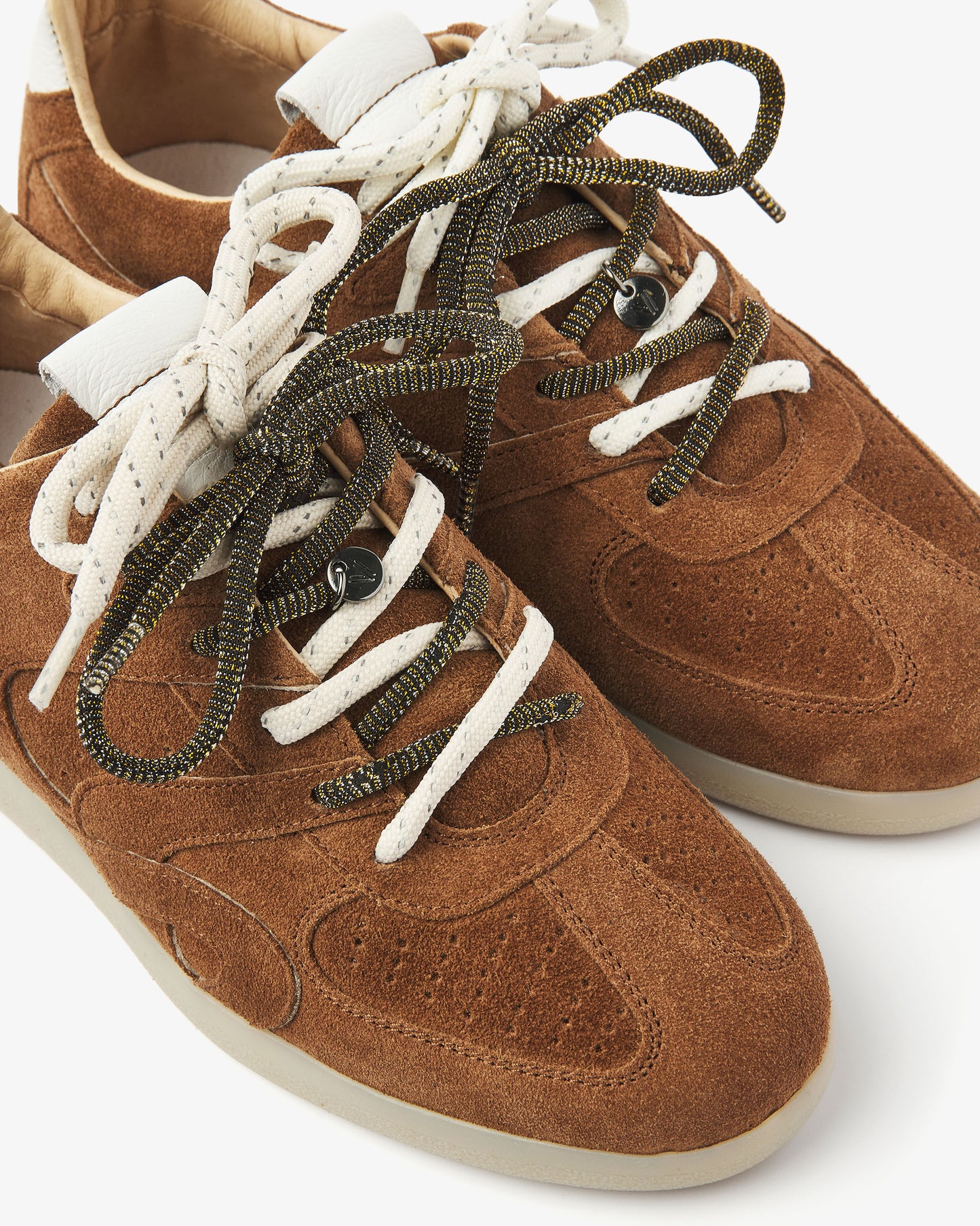 Detailfoto van suède bruine VIA VAI dames sneakers Nilla Macy.