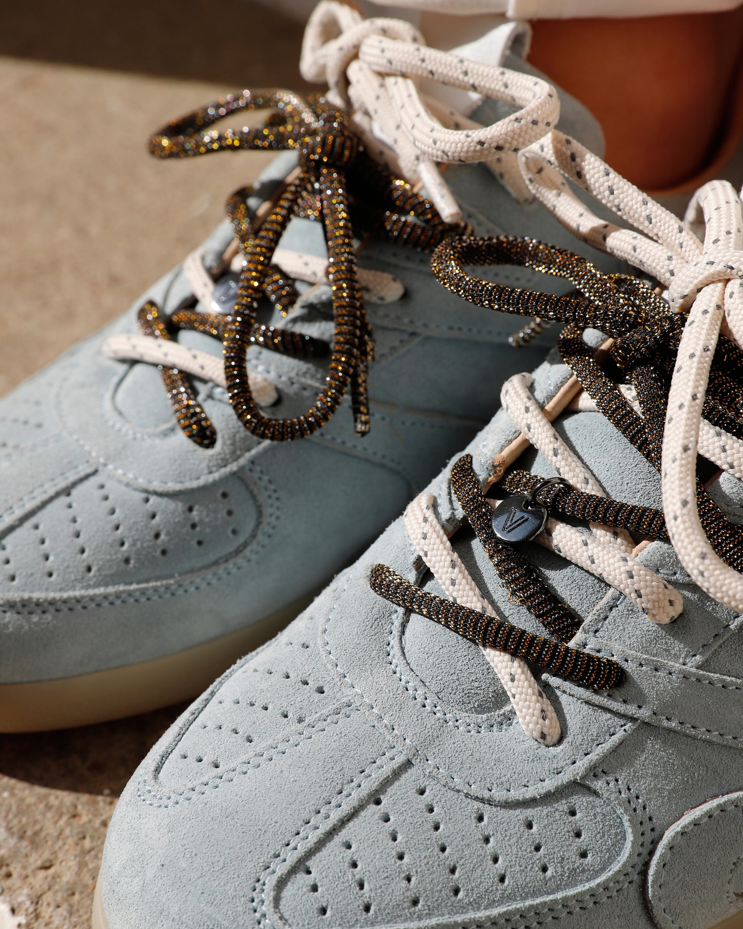 Detailfoto aan de voet, suède blauwe VIA VAI dames sneakers Nilla Macy.