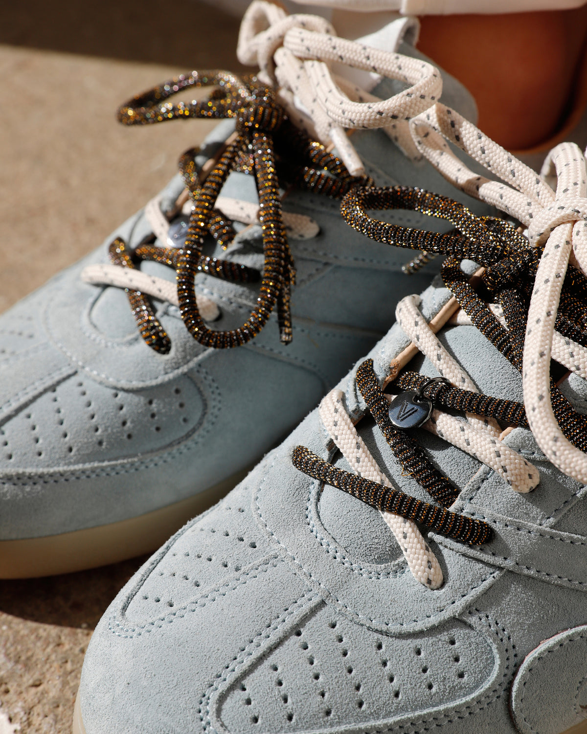 Detailfoto aan de voet, suède blauwe VIA VAI dames sneakers Nilla Macy.