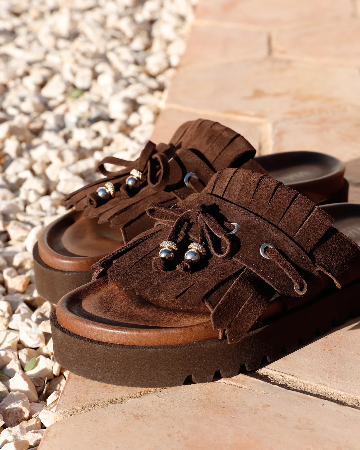 VIA VAI suède bruine dames slippers Rae Laila, detailfoto van voren op stenen ondergrond.
