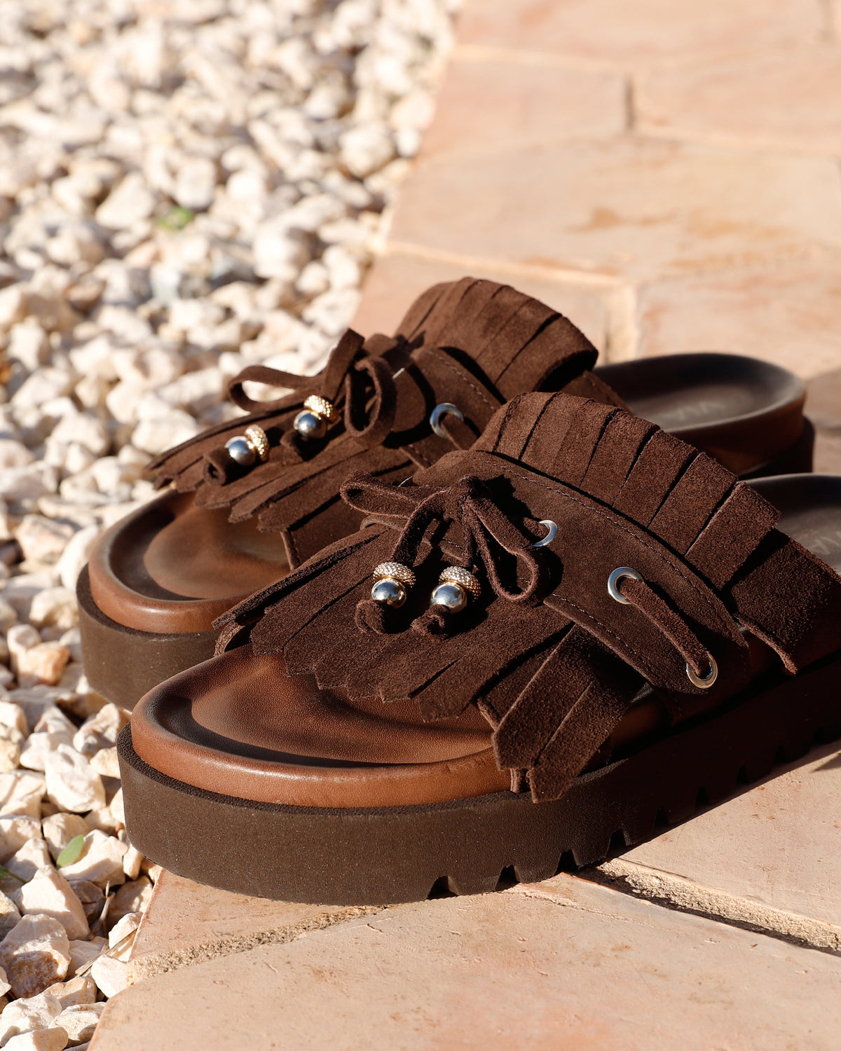 VIA VAI suède bruine dames slippers Rae Laila, detailfoto van voren op stenen ondergrond.