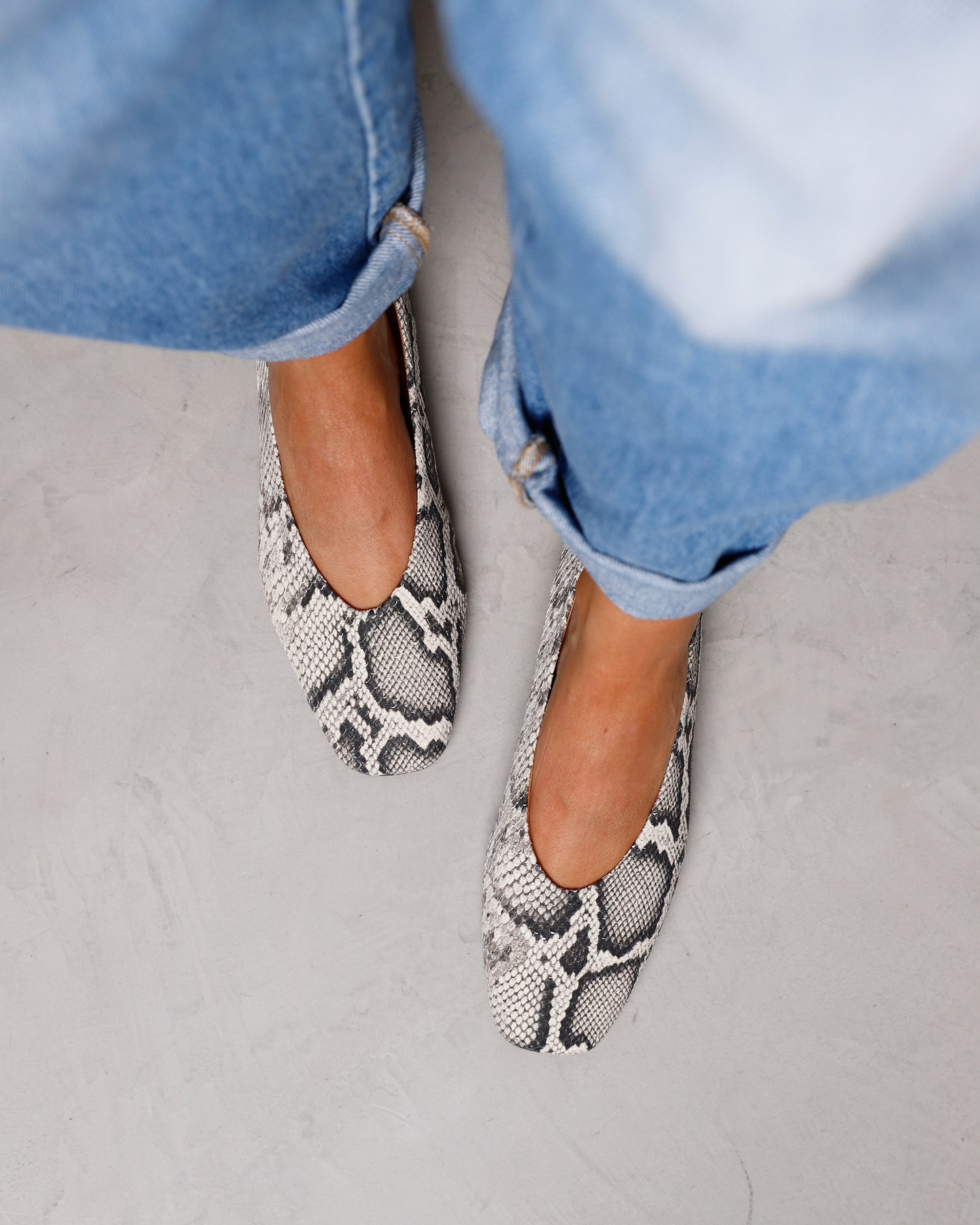 Bovenaanzicht gedragen aan de voet VIA VAI leren slangenprint dames ballerina's Lou Emmy.