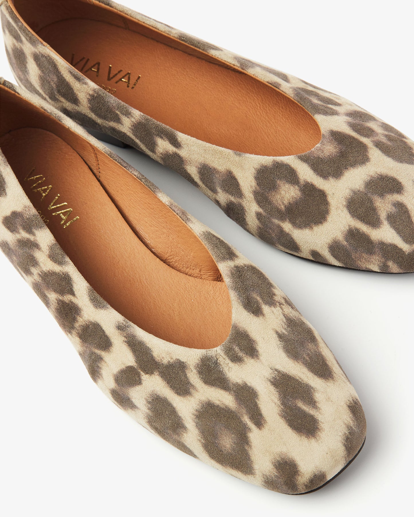 Luipaardprint suède VIA VAI dames ballerina's Lou Emmy, detailfoto.