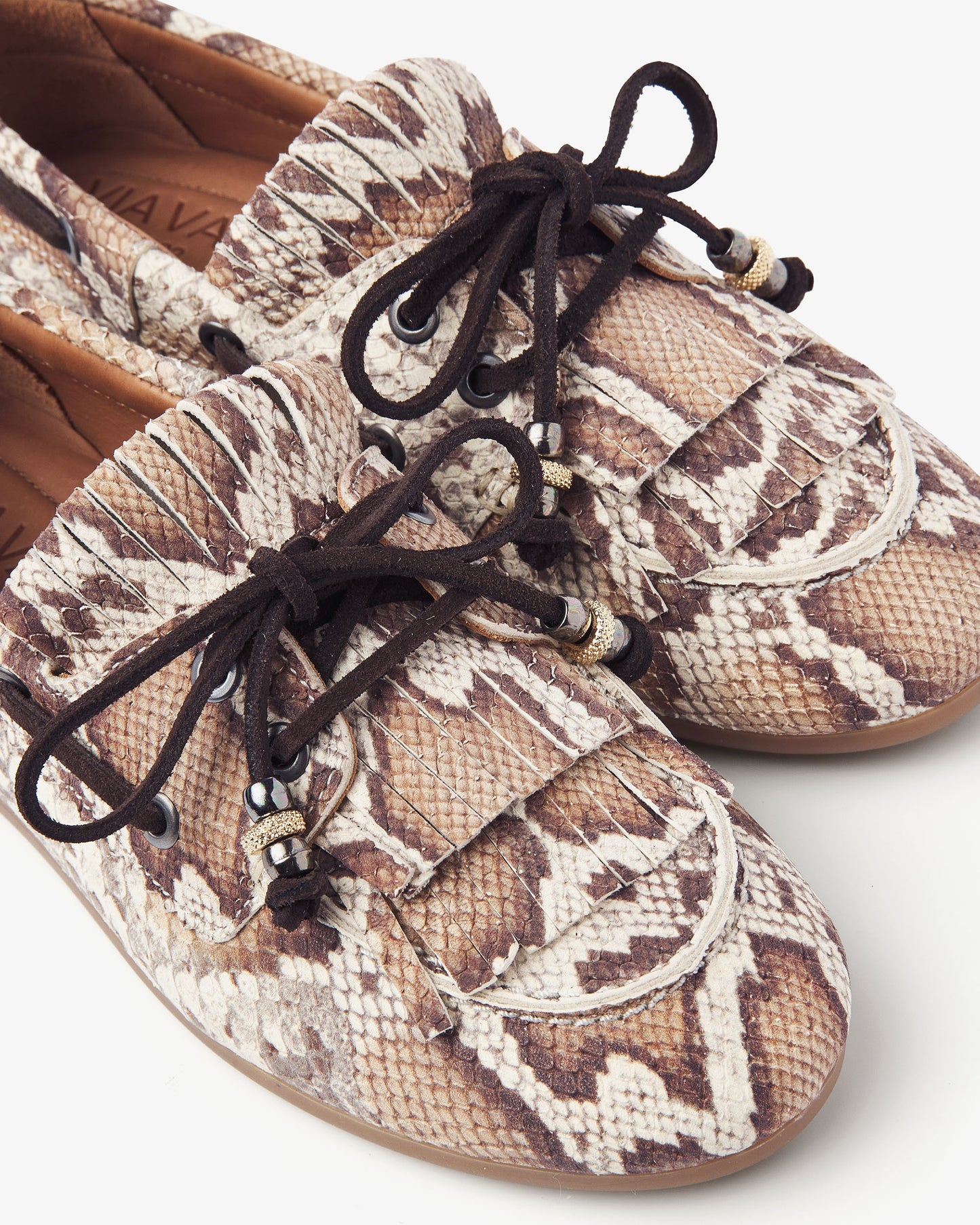 VIA VAI June Loua slangenprint loafers dames – detail van materiaalstructuur in leer