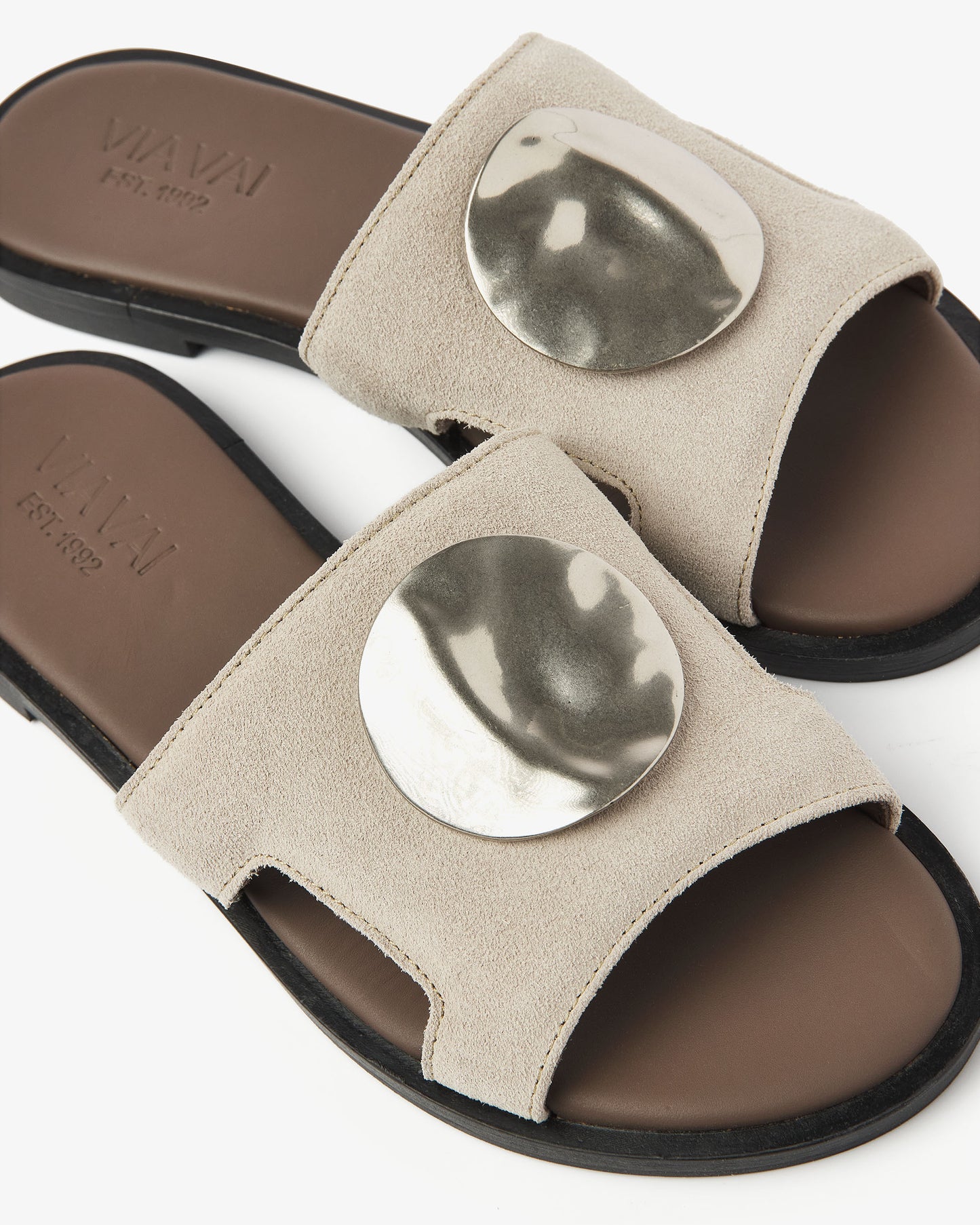 VIA VAI suède grijze dames slippers Vita Avi, detailfoto.