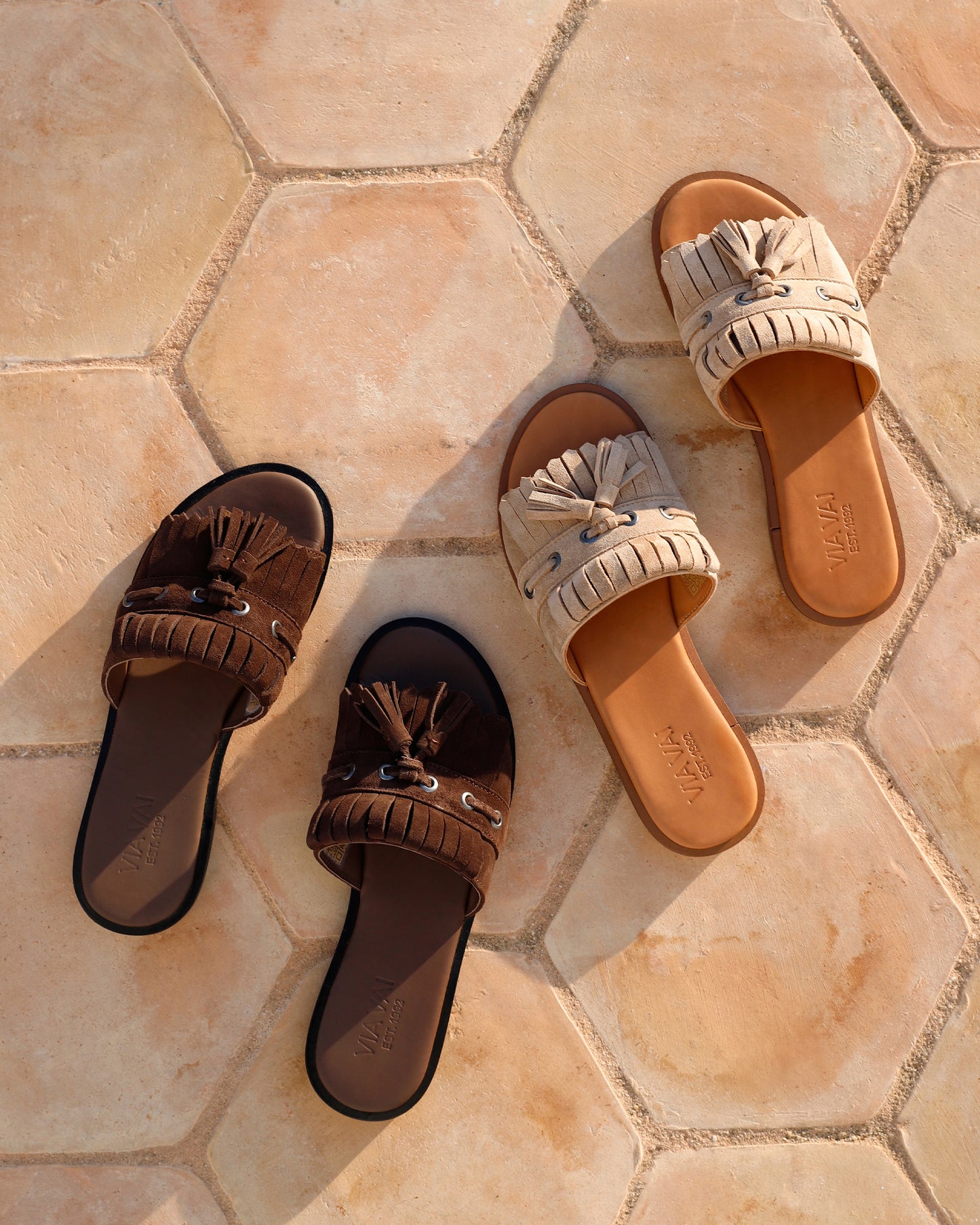 Duo foto van boven, beige en bruine suède VIA VAI dames slippers Vita Eva.