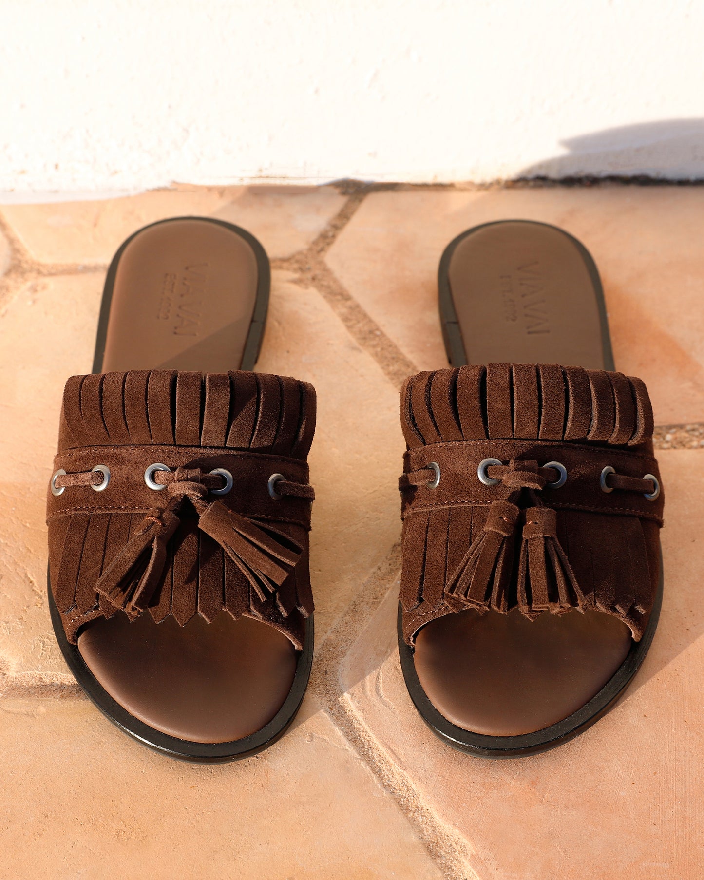Bruine suède VIA VAI dames slippers Vita Eva, detailfoto van boven op stenen ondergrond.