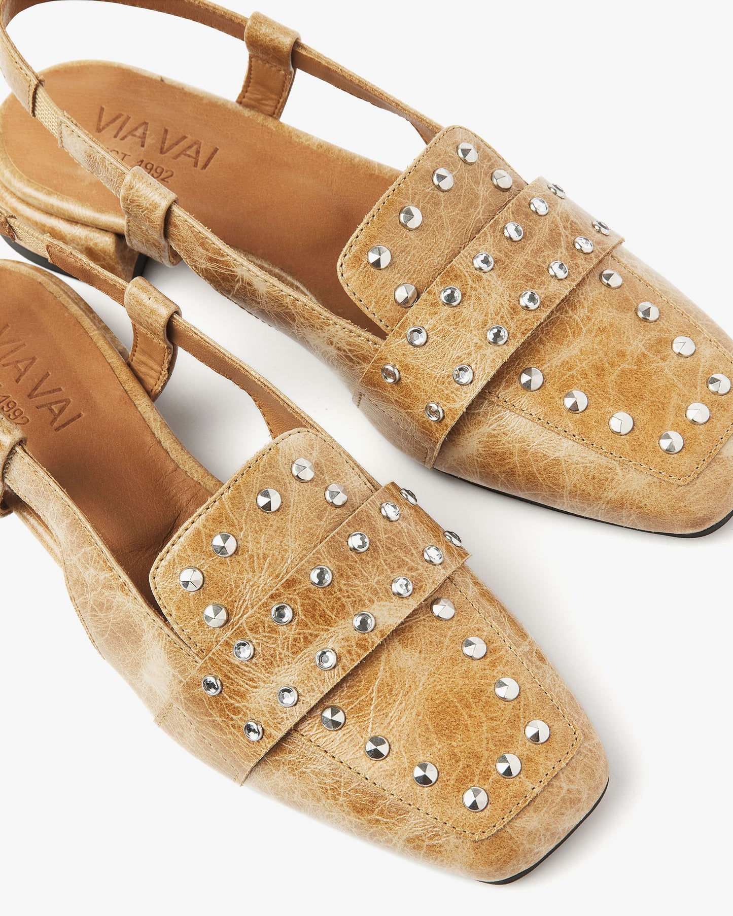 Detailfoto van leren cognac VIA VAI dames slingbacks Julie Damian.