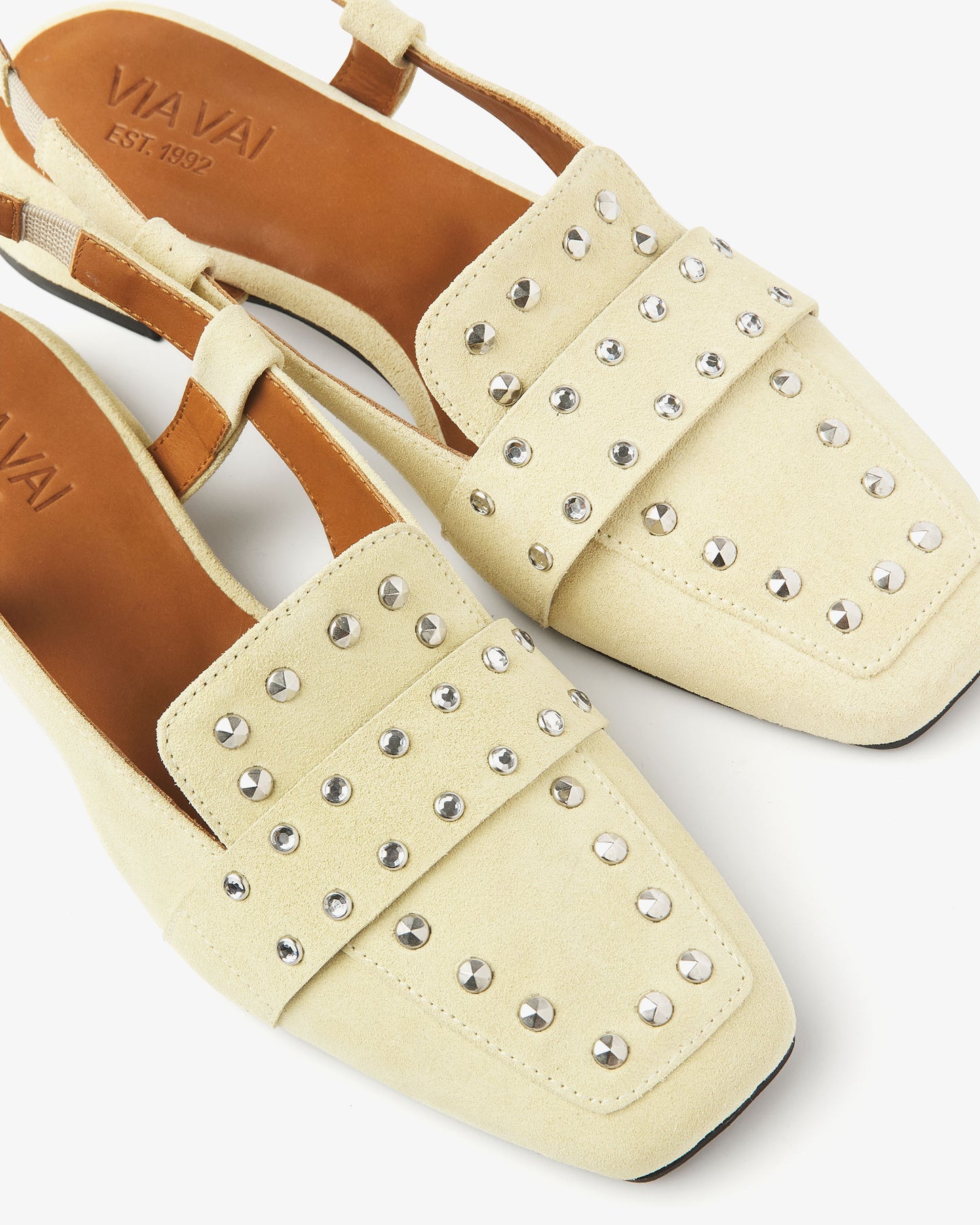 Detailfoto van gele suède VIA VAI dames slingbacks Julie Damian.