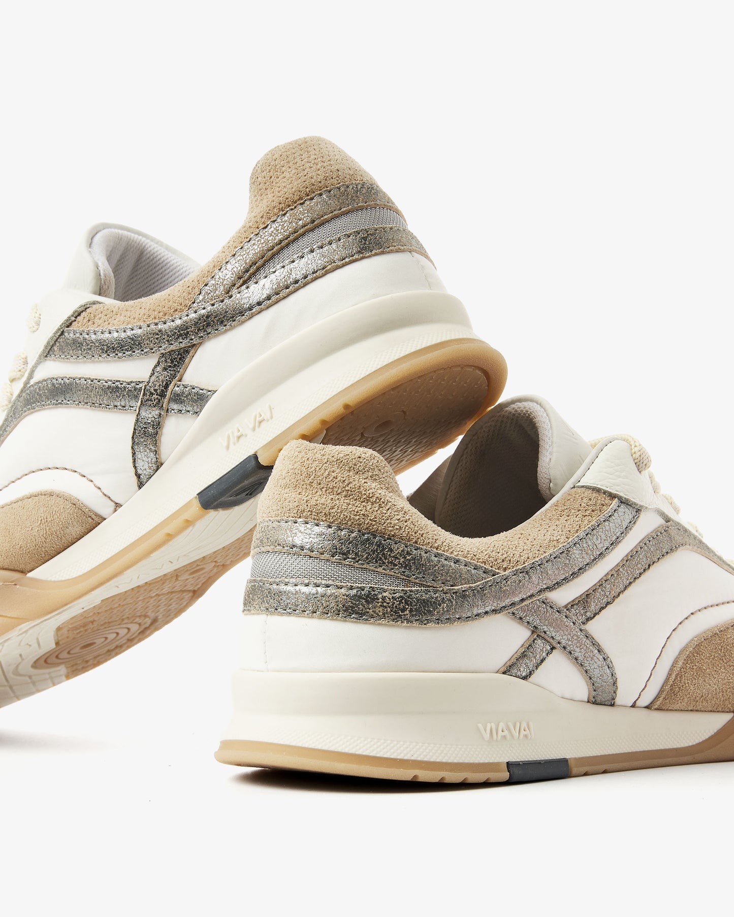 VIA VAI Kris Sky beige sneakers dames – detail van logodetail in leer en suède