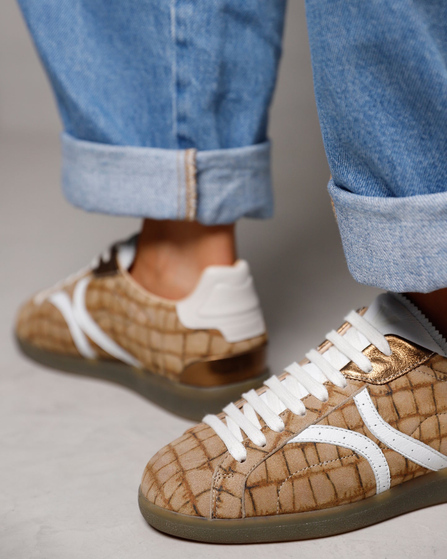 Leren bruine krokodillenprint VIA VAI Nilla Khloe dames sneakers, detailfoto aan de voet.