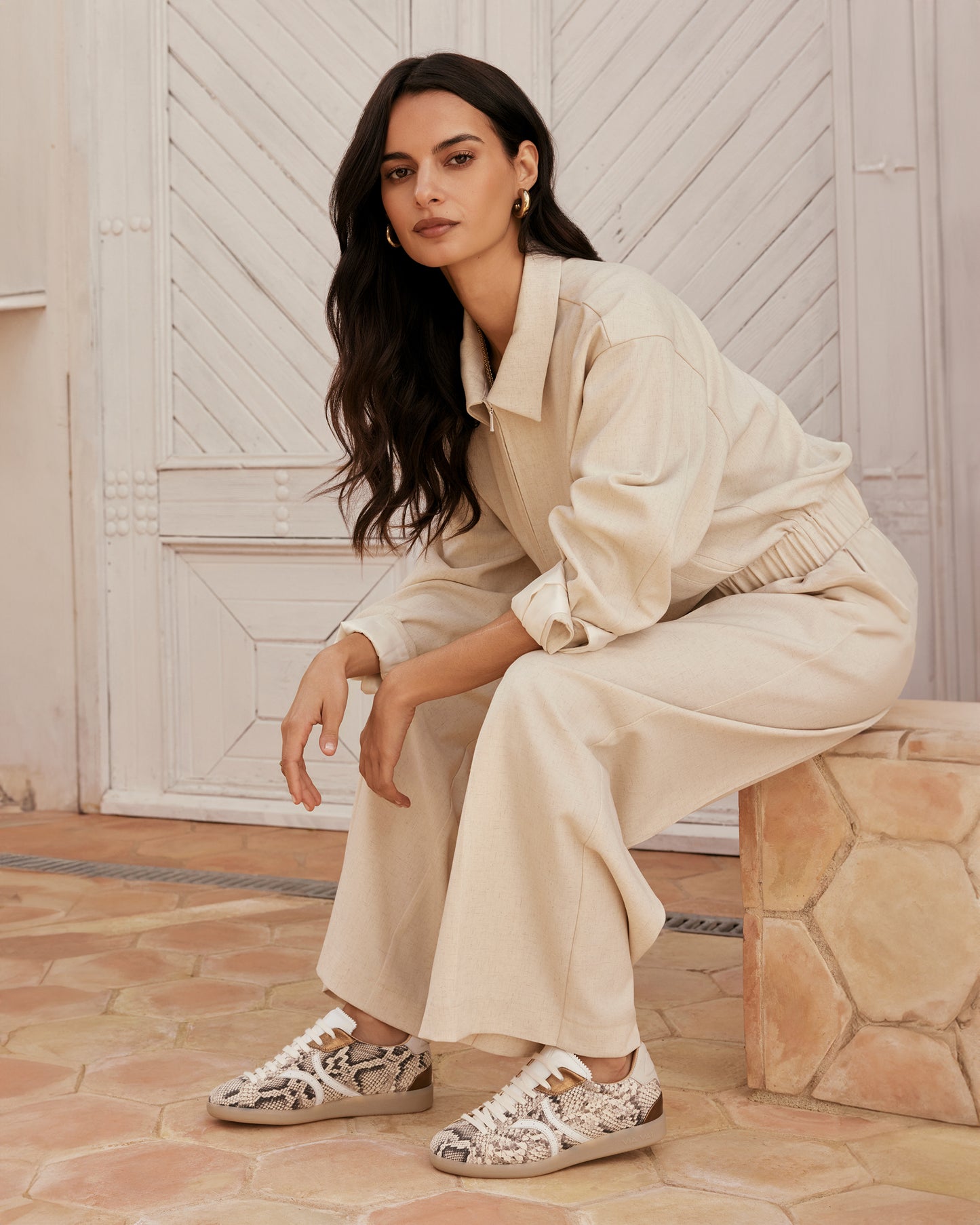 Gedragen door vrouwelijk model, leren slangenprint VIA VAI dames sneakers Nilla Khloe.