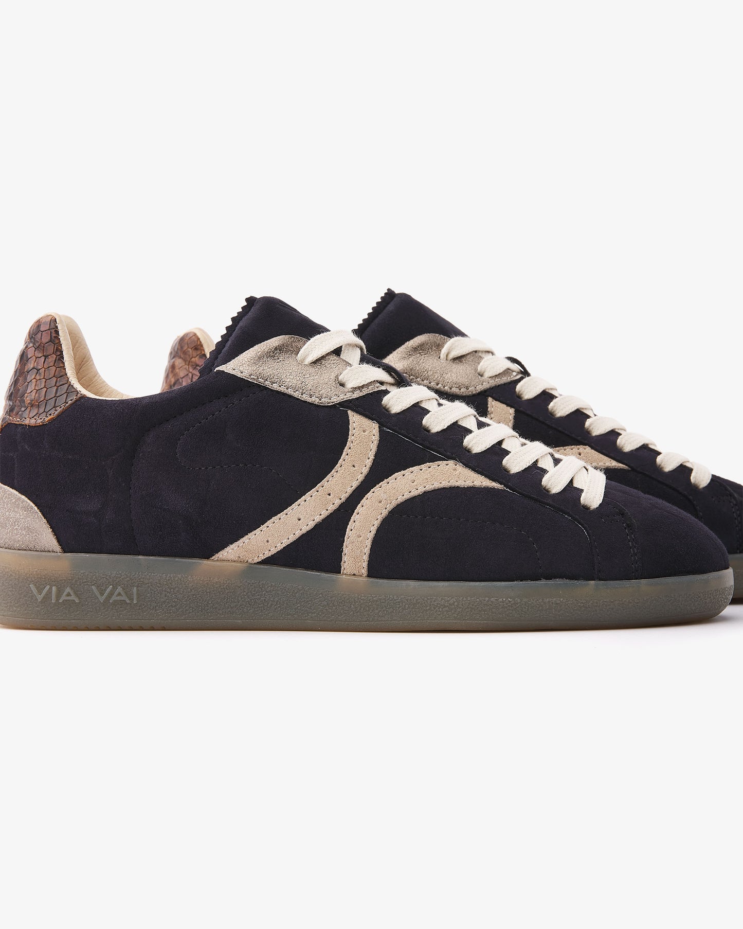 VIA VAI Nilla Khloe blauwe sneakers dames – detail van perforaties in leer