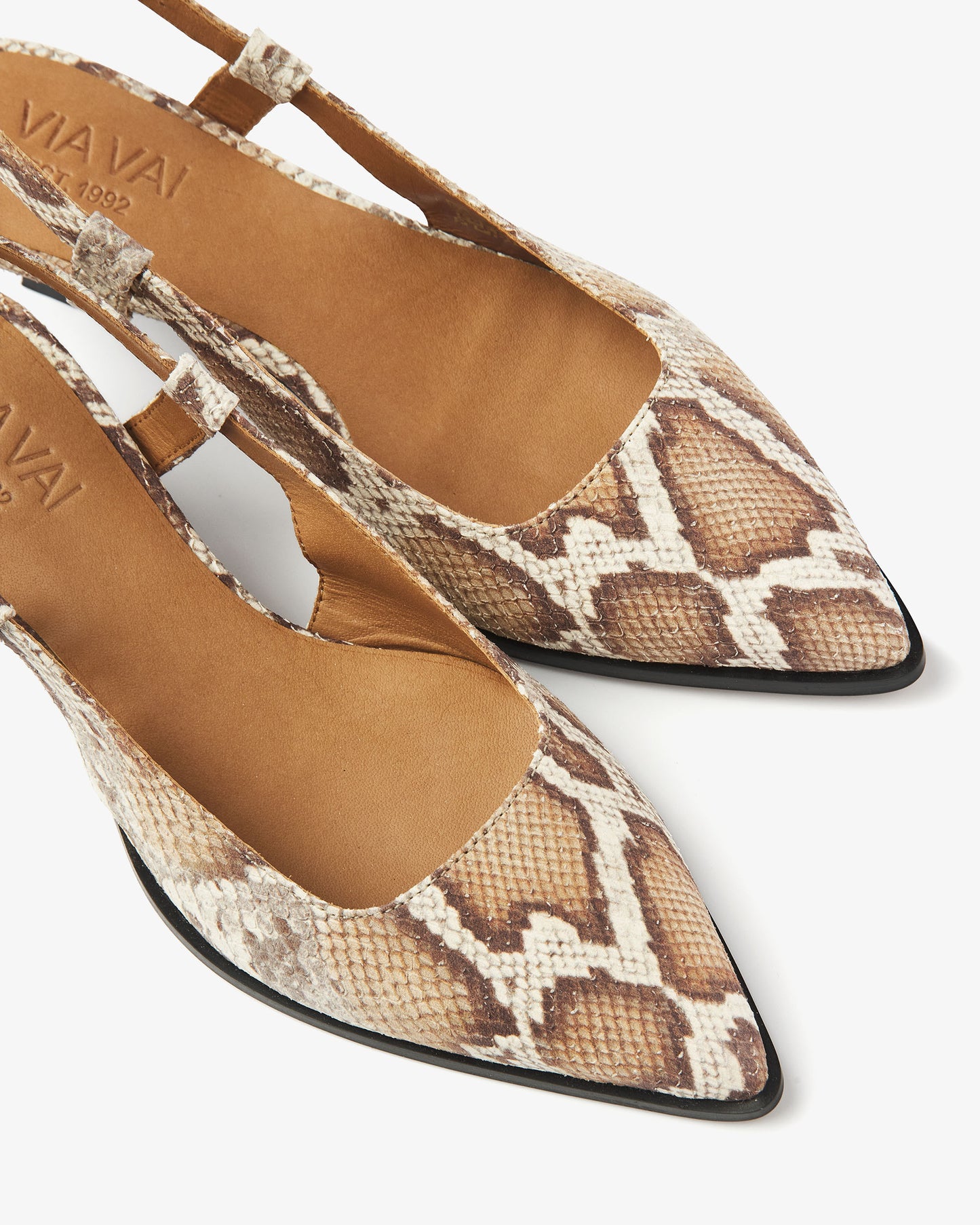 Detailfoto van leren slangenprint VIA VAI dames slingbacks Lea Elina.