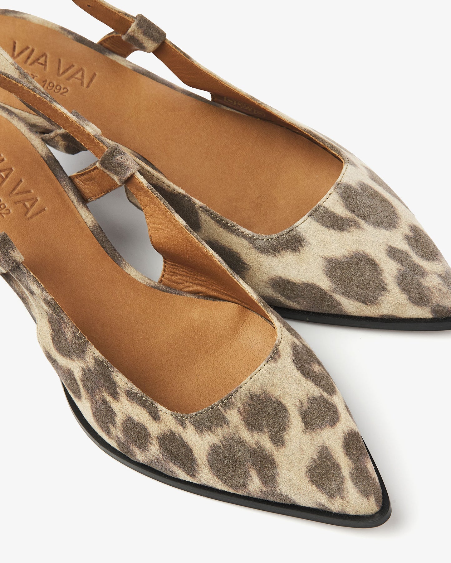 Detailfoto van suède luipaardprint VIA VAI dames slingbacks Lea Elina.