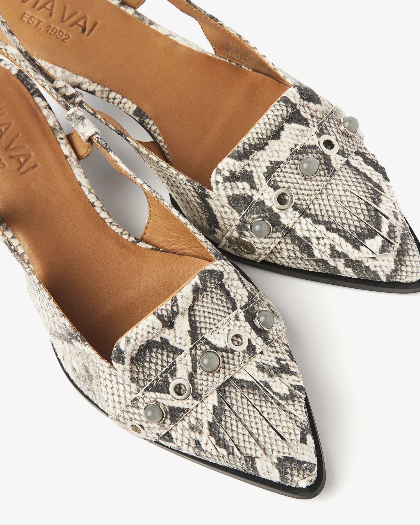 Detailfoto van VIA VAI leren slangenprint slingbacks Lea Aileen dames.