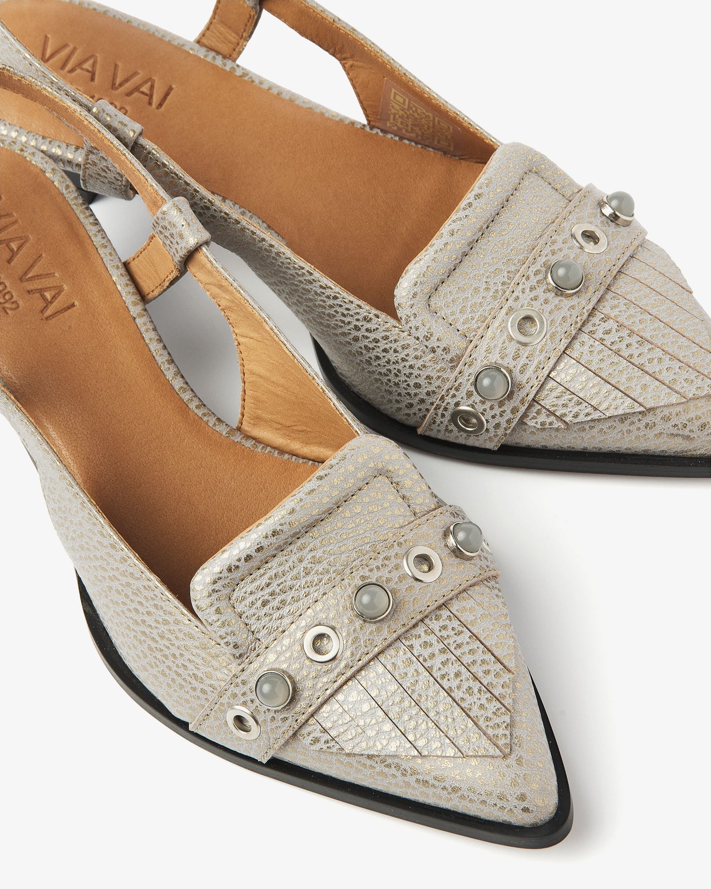 Detailfoto van metallic grijze VIA VAI dames slingbacks Lea Aileen.