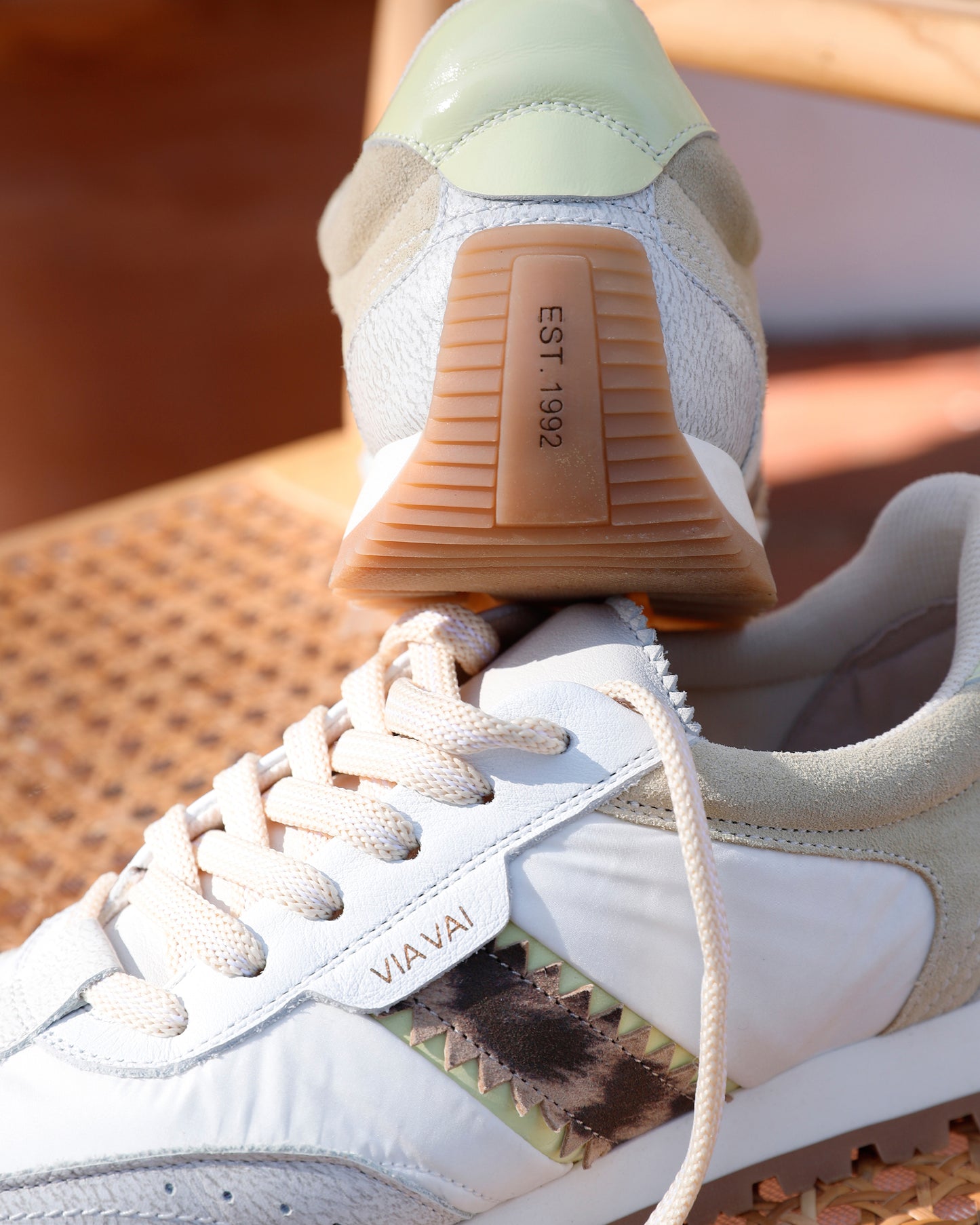 Zijaanzicht van VIA VAI meerkleurige dames sneakers Scott Sara.