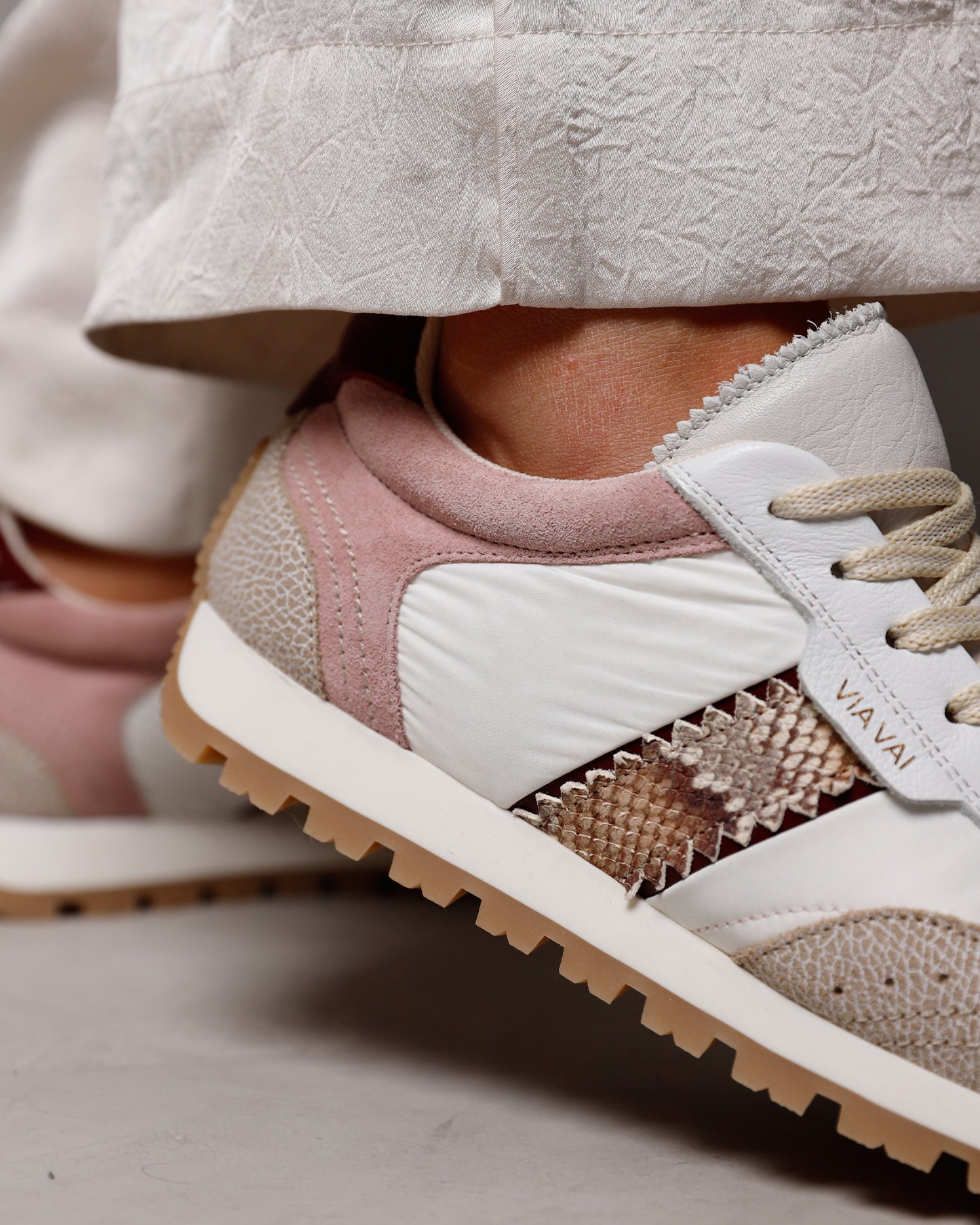 Detailfoto van aan de voet gedragen VIA VAI meerkleurige dames sneakers Scott Sara.