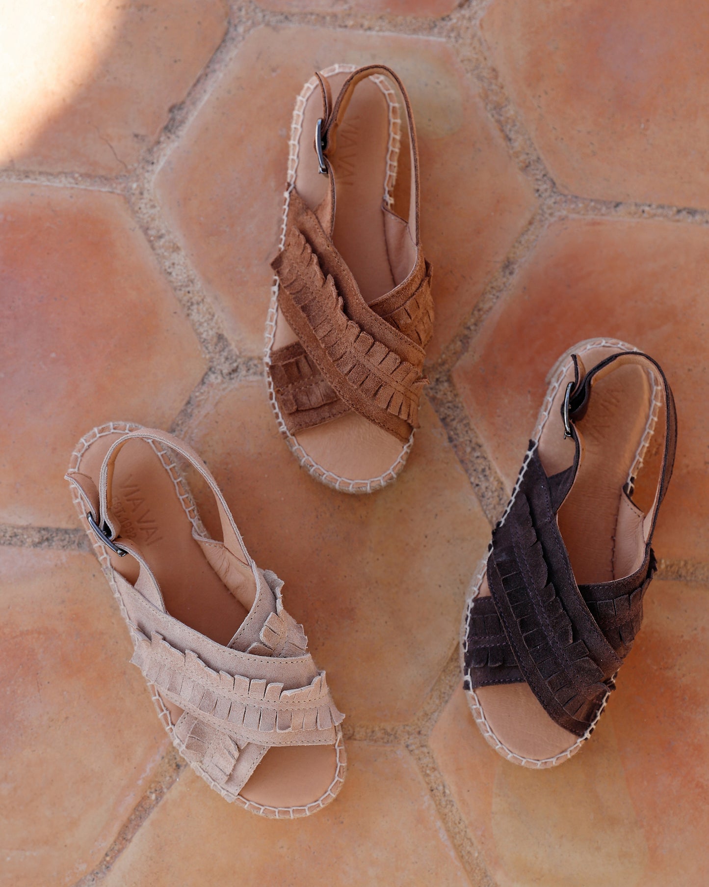 Foto van boven van suède cognac VIA VAI dames espadrilles Mondi Noel in 3 kleuren.