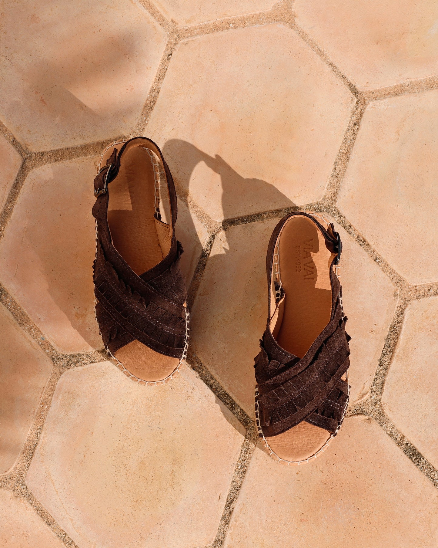VIA VAI suède bruine dames espadrilles Mondi Noel, foto van boven op stenen ondergrond.