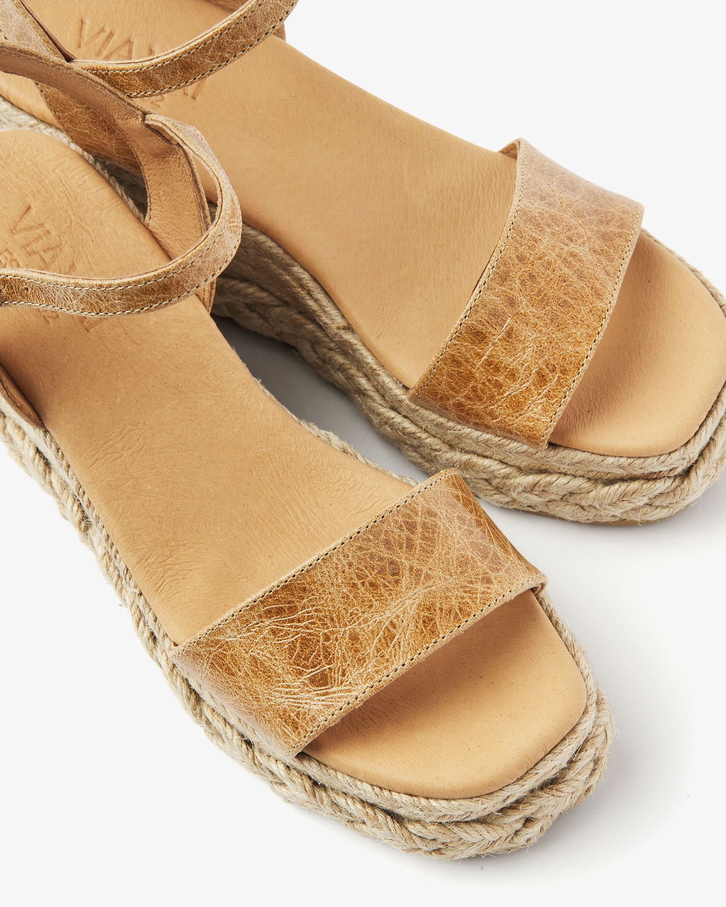 Detailfoto van leren cognac VIA VAI dames espadrilles Capri Neva.