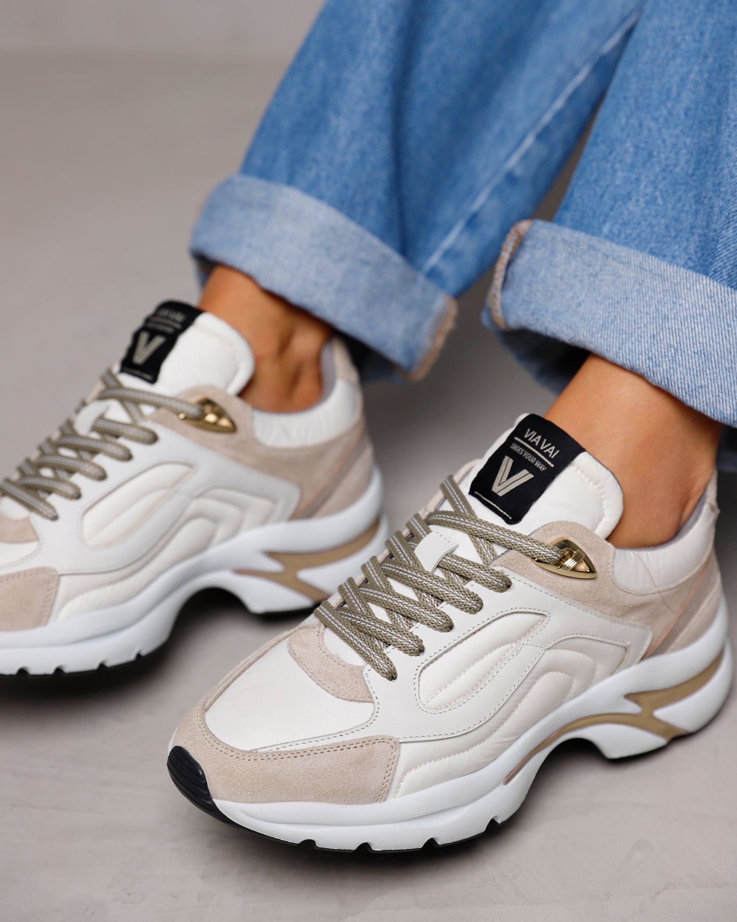VIA VAI Vesper Macey beige sneakers dames, detailfoto gedragen aan de voet.