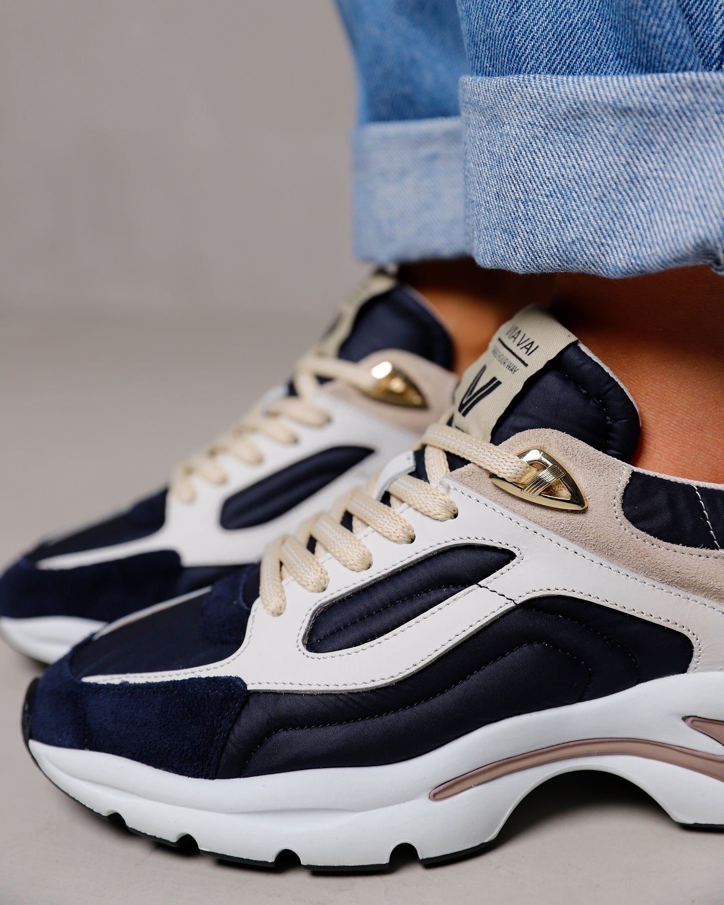 Gedragen door model detailfoto van VIA VAI meerkleurige dames sneakers Vesper Macey.