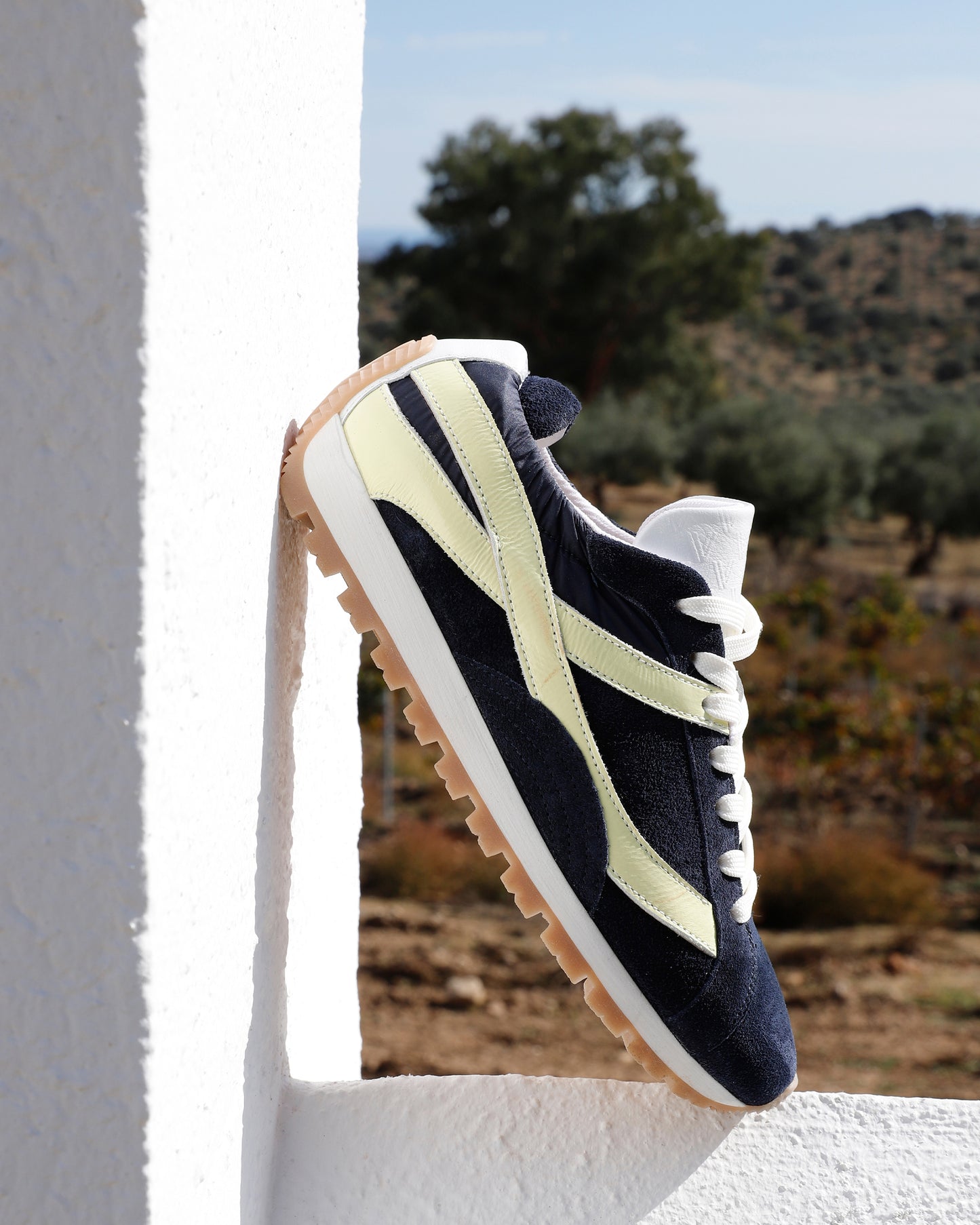 Meerkleurige VIA VAI dames sneakers Scott Nala, staand tegen een witte muur.