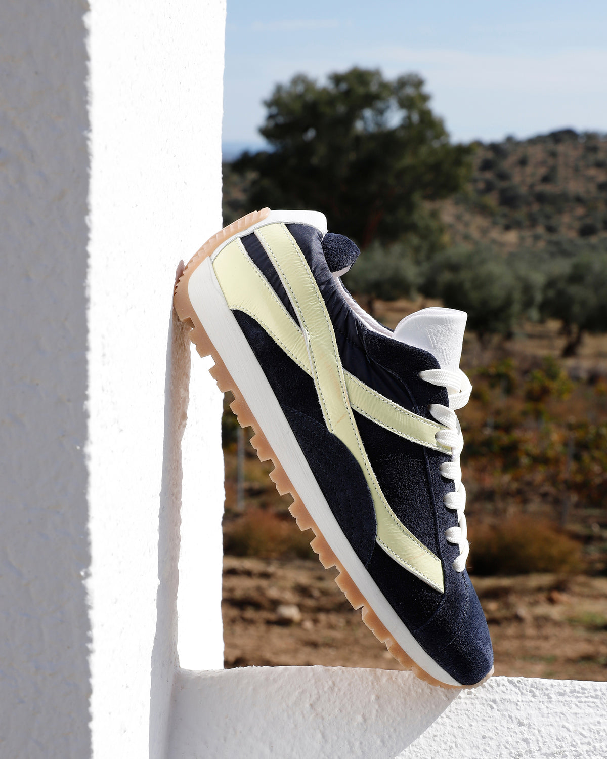 Meerkleurige VIA VAI dames sneakers Scott Nala, staand tegen een witte muur.