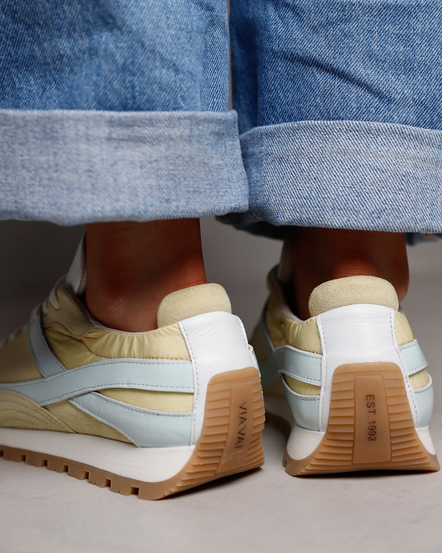 Meerkleurige VIA VAI Scott Nala dames sneakers gedragen aan de voet, detailfoto van achterkant.