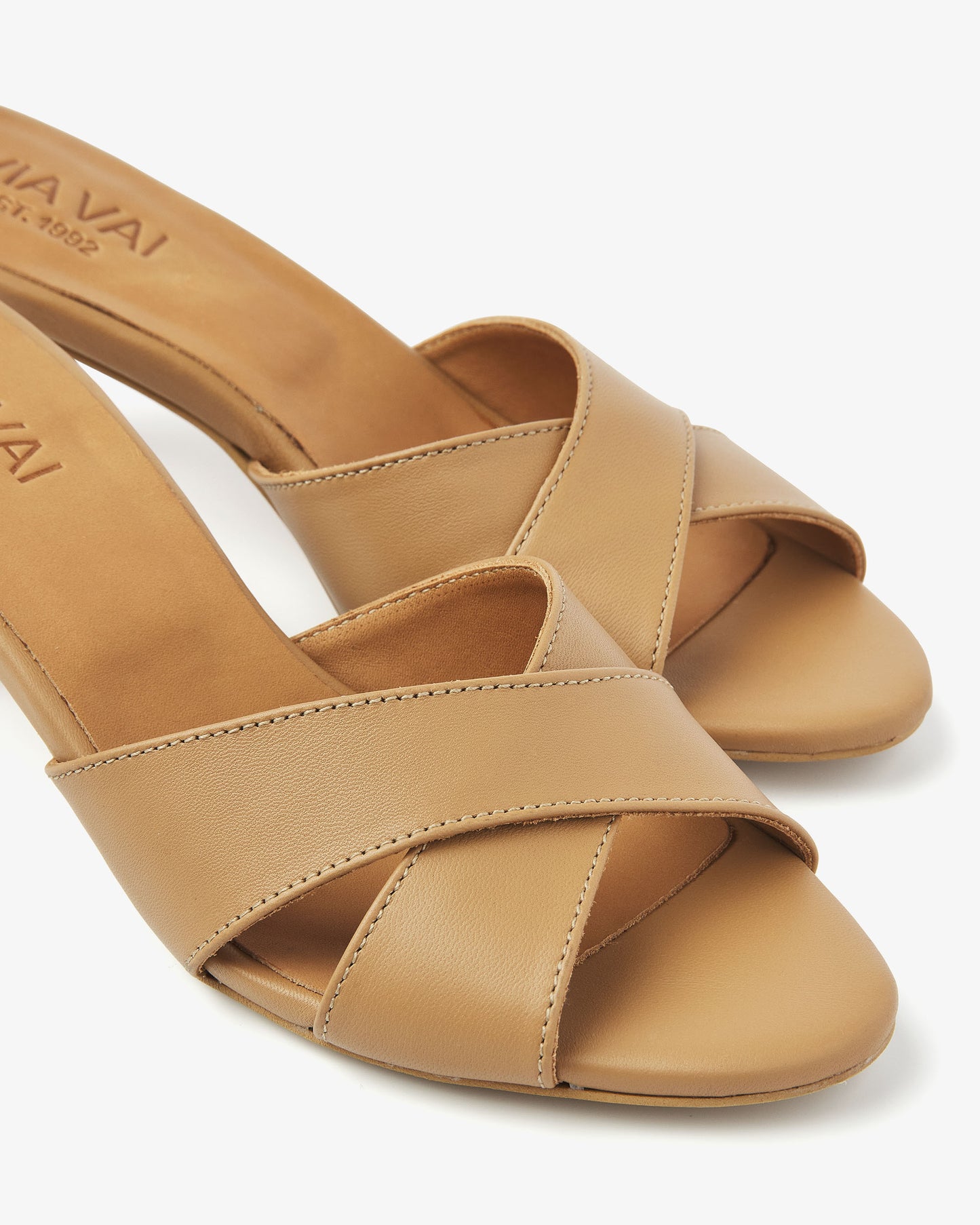 Detailfoto van VIA VAI leren cognac sandalen Lily Celia dames.