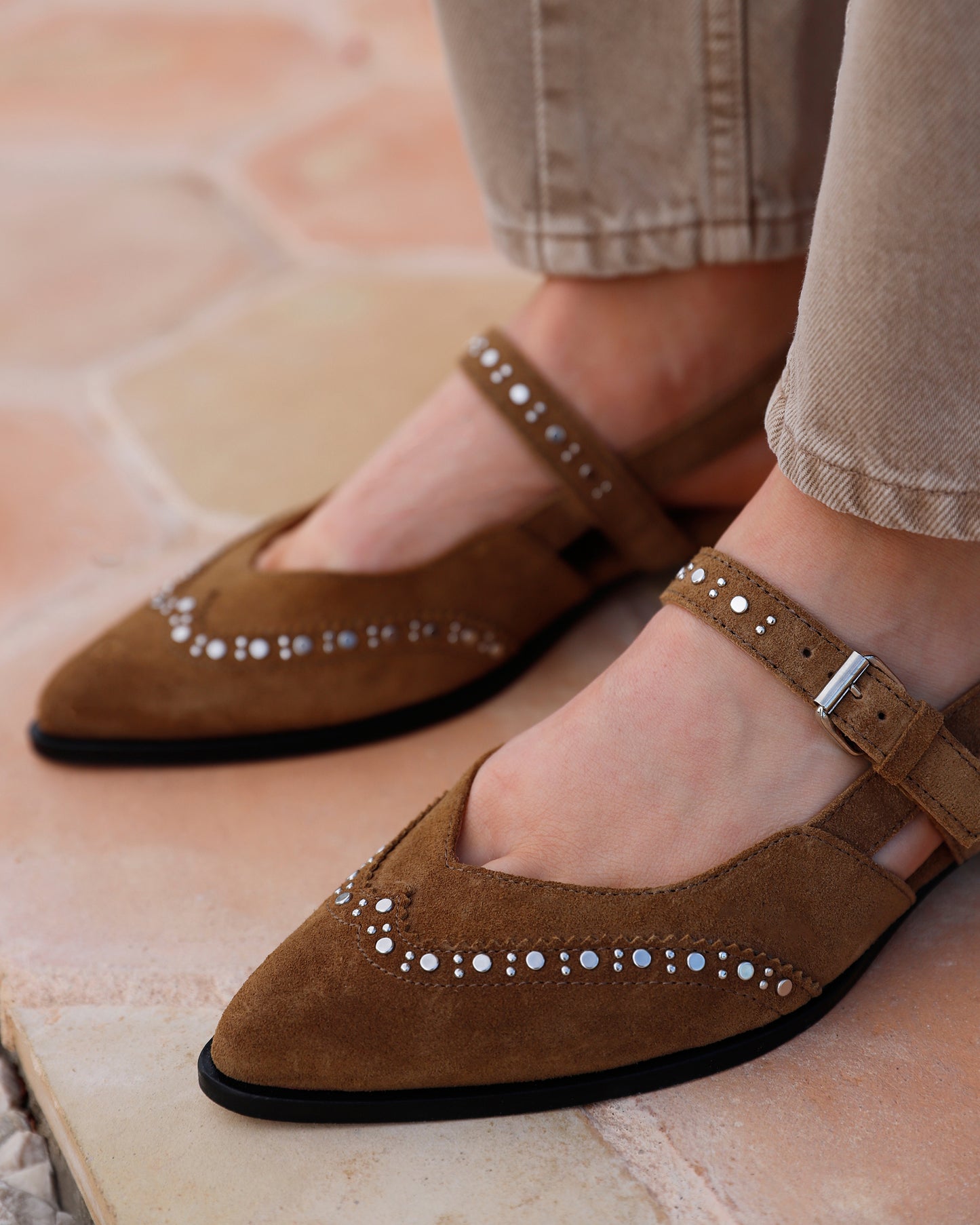 VIA VAI suède khaki dames slingbacks Jazz Yael, aan de voet gedragen detailfoto.