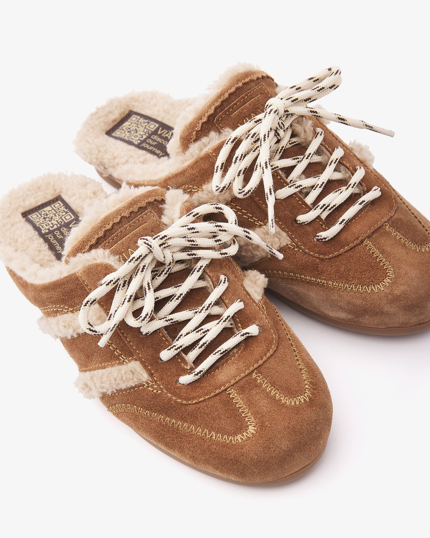 VIA VAI June Ashton cognac mules dames – detail van stiksels in suède