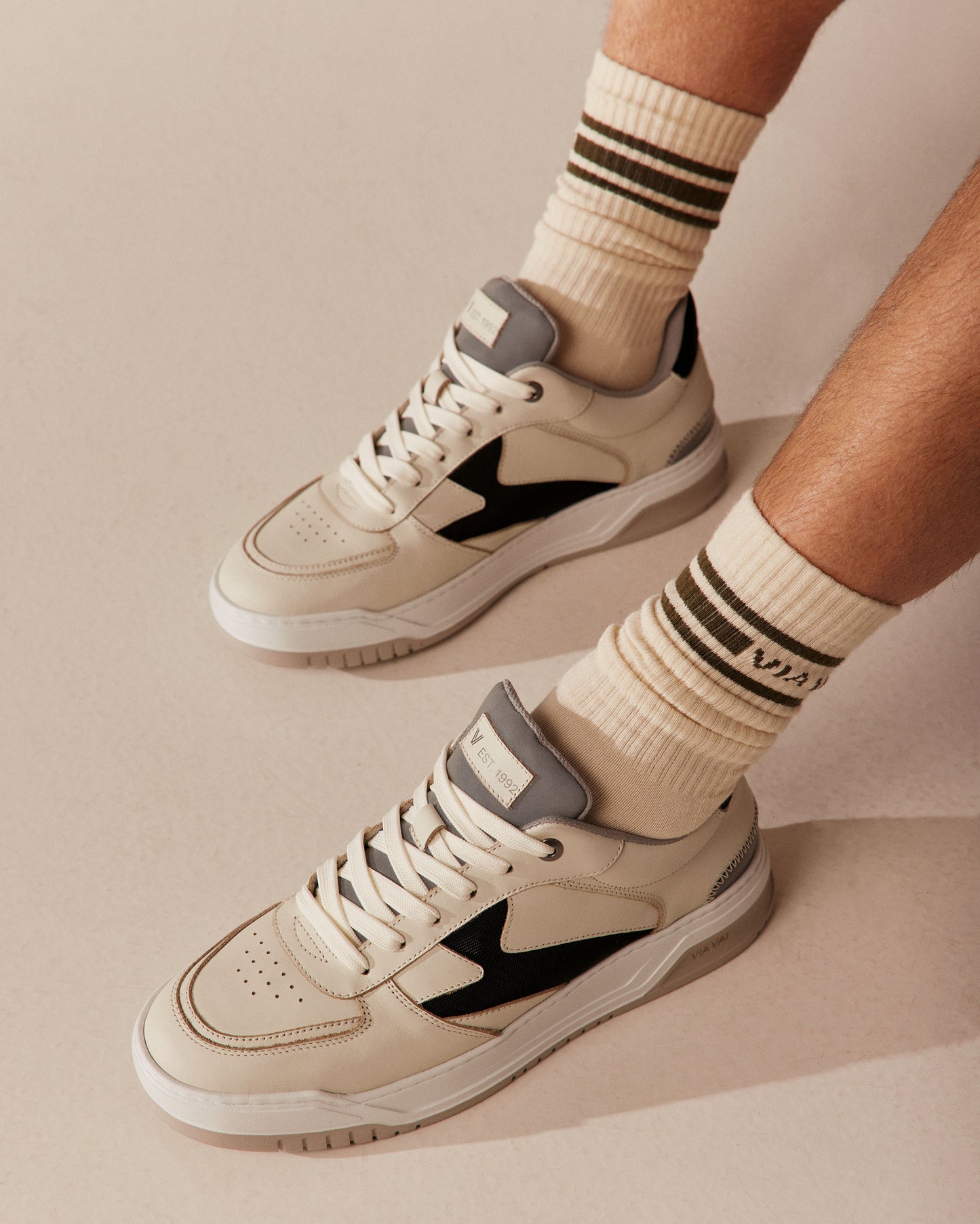 Beige VIA VAI James Otis heren sokken bovenaanzicht, gedragen aan de voet met heren sneaker.