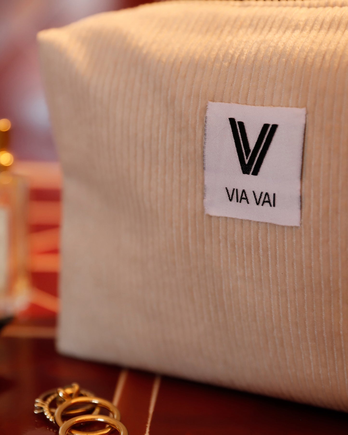 VIA VAI beige ribstof dames toilettas Billie Rose, detailfoto van voren.