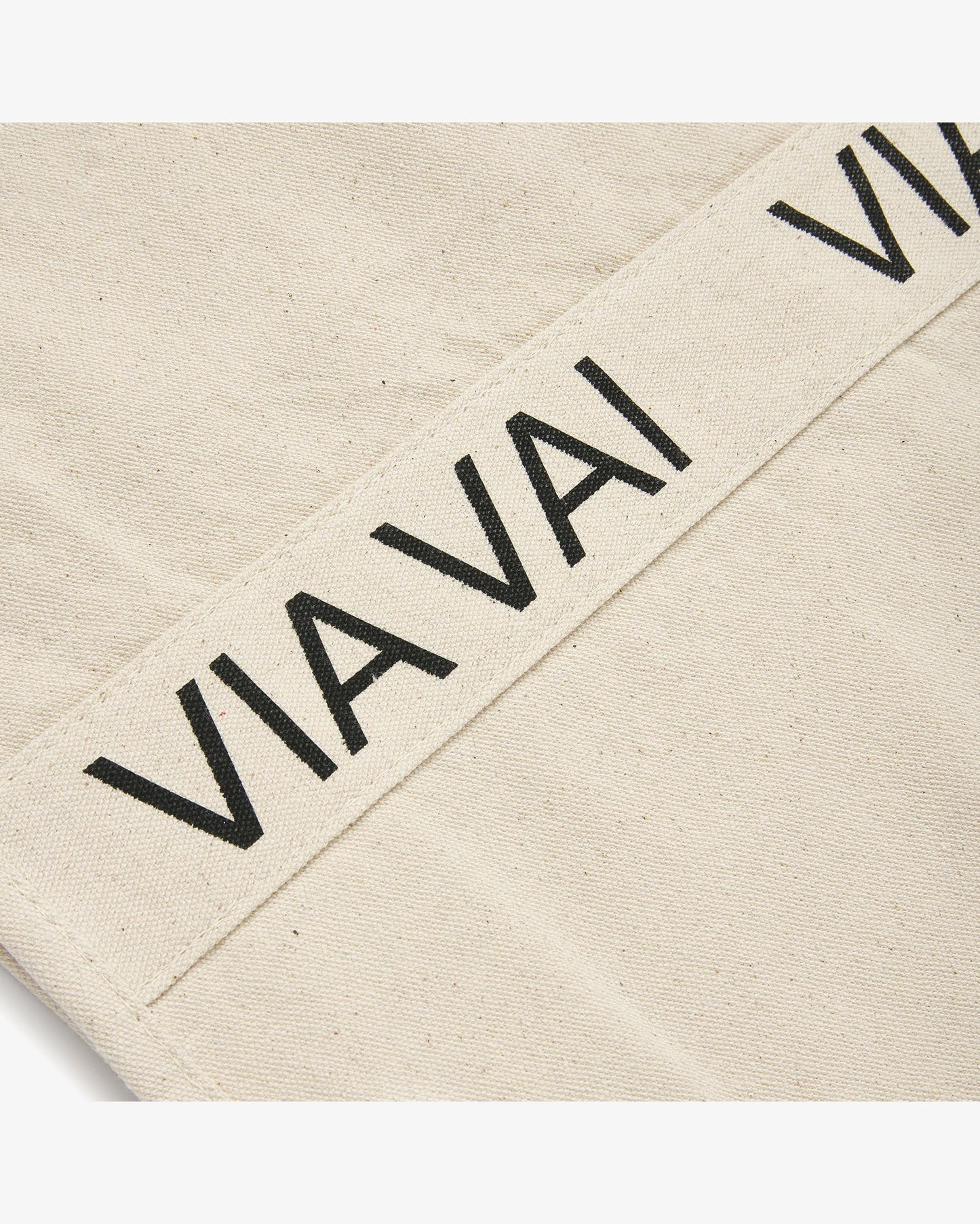 VIA VAI Canvas Bag beige – productaanzicht met logodetail
