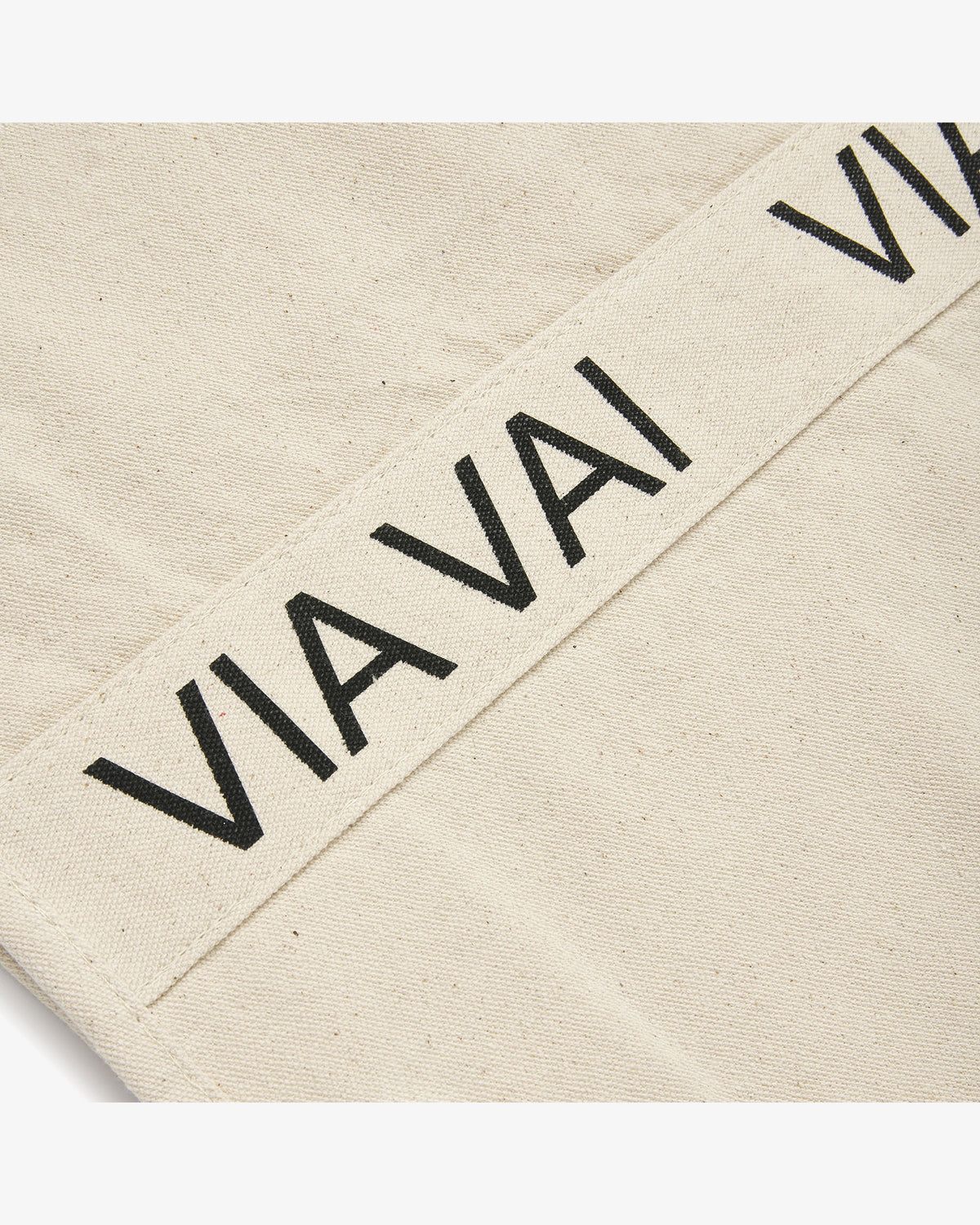 VIA VAI Canvas Bag beige – productaanzicht met logodetail