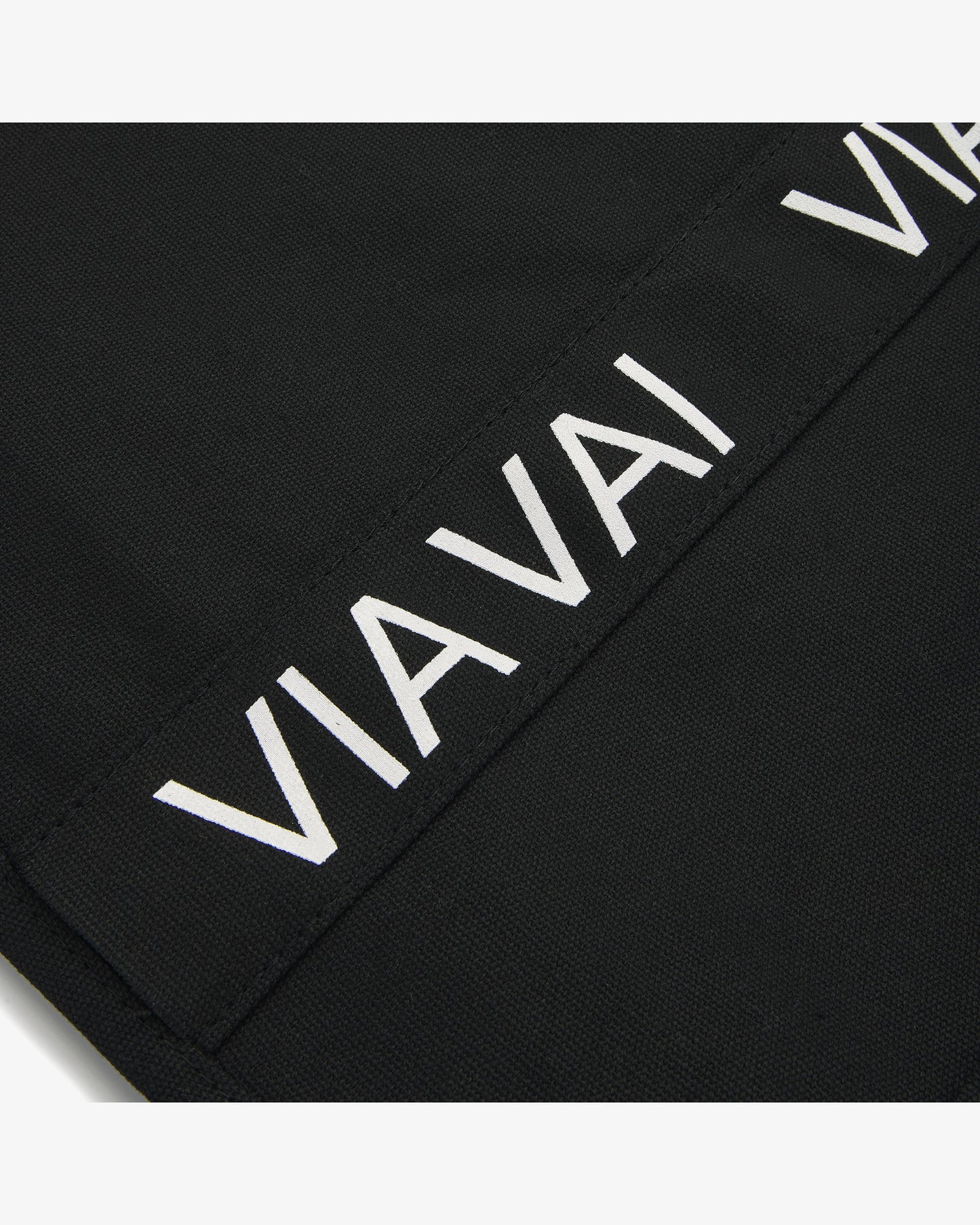 VIA VAI Canvas Bag zwarte canvas tas – productaanzicht met logodetail