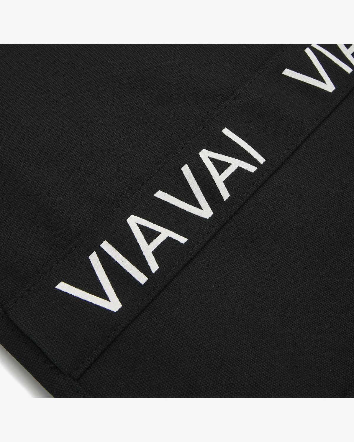 VIA VAI Canvas Bag zwarte canvas tas – productaanzicht met logodetail