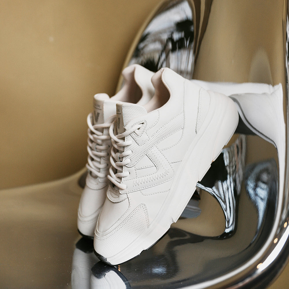 White sneakers women