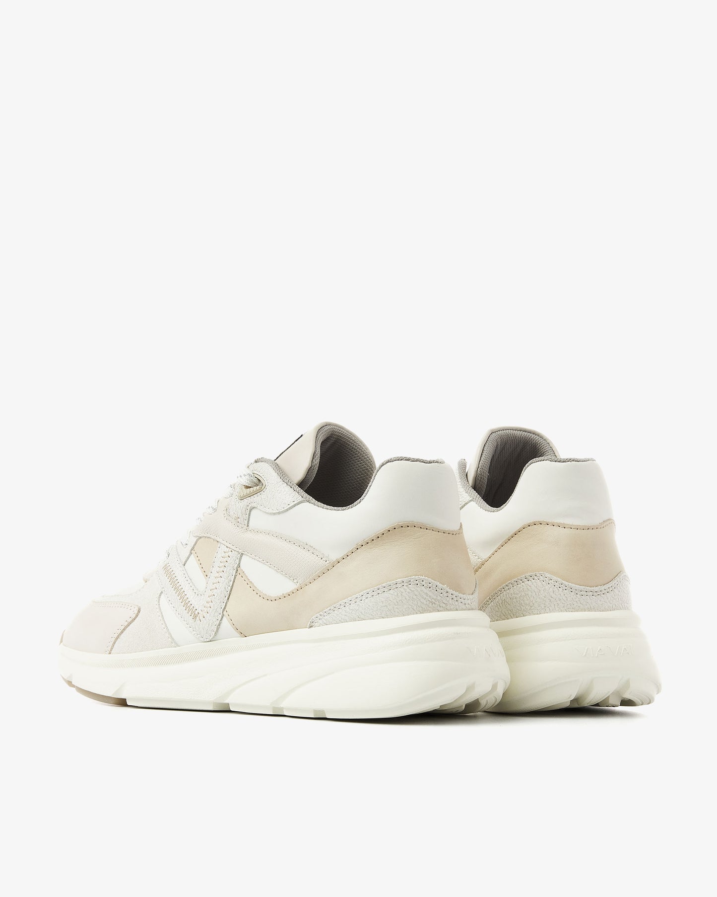 Beige leren VIA VAI dames sneaker Vic Kyro, achteraanzicht.