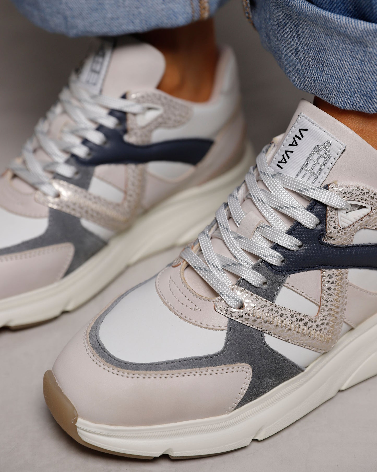 Leren VIA VAI dames sneaker beige, grijs en donkerblauw Vic Kyro, close-up detailfoto aan de voet.